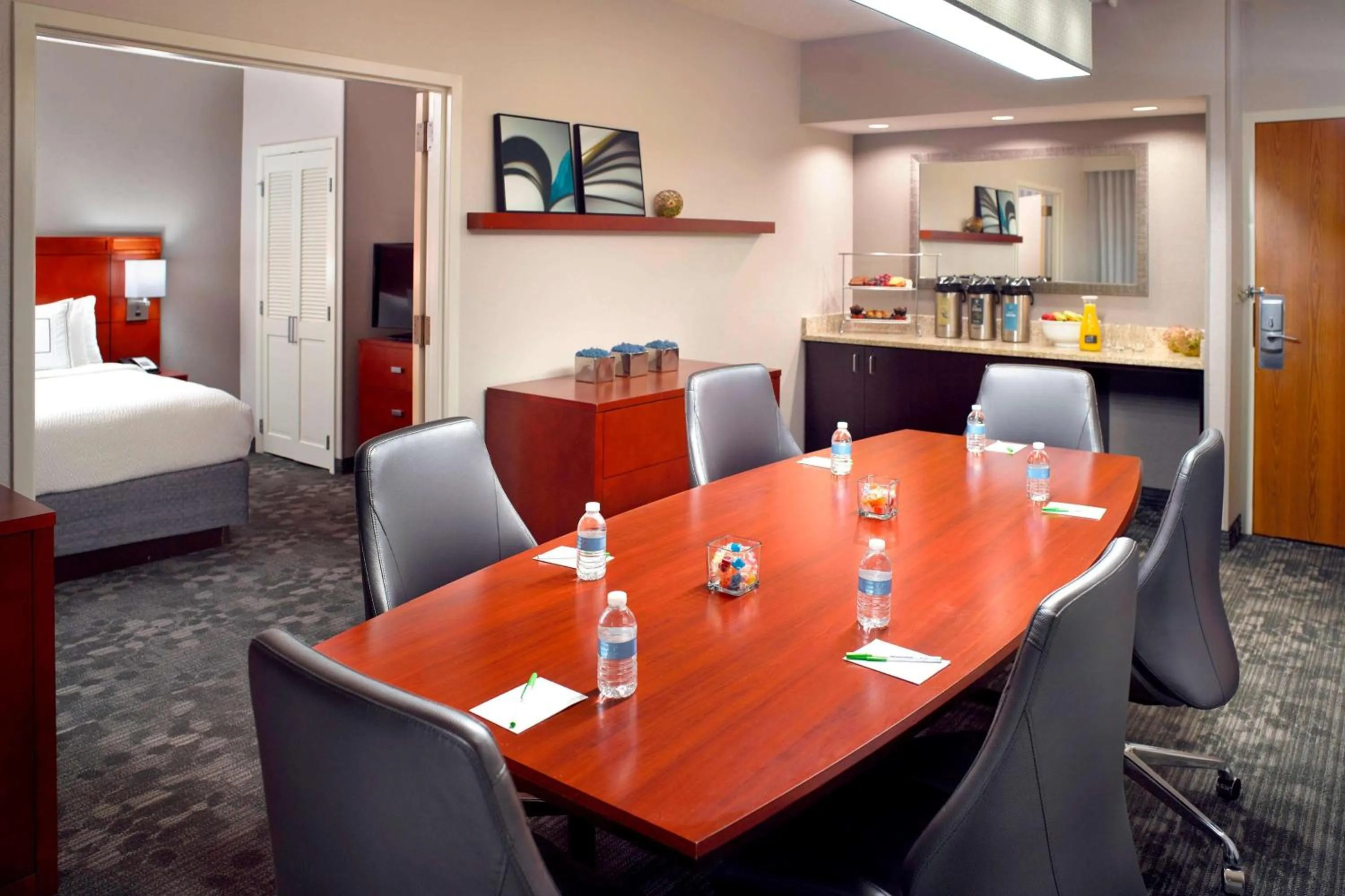 Photo of the whole room in Sonesta Select Atlanta Airport North