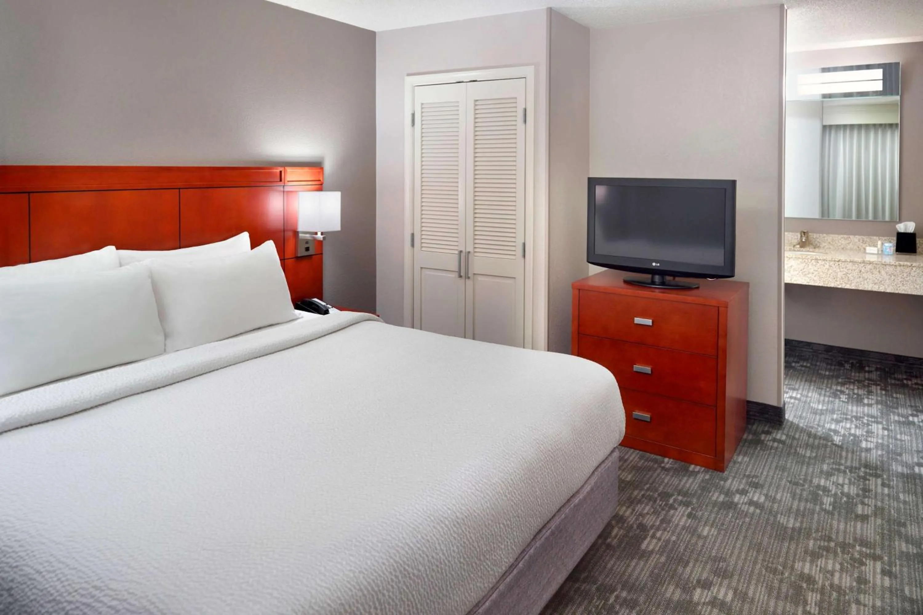Photo of the whole room, Bed in Sonesta Select Atlanta Airport North