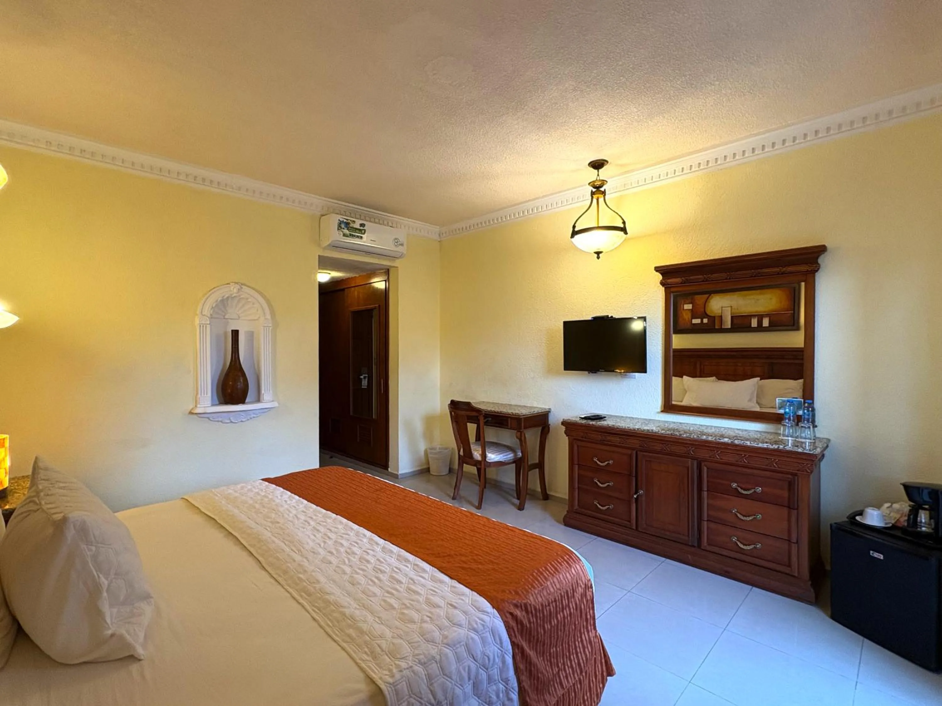 Photo of the whole room, Bed in Gran Real Yucatan