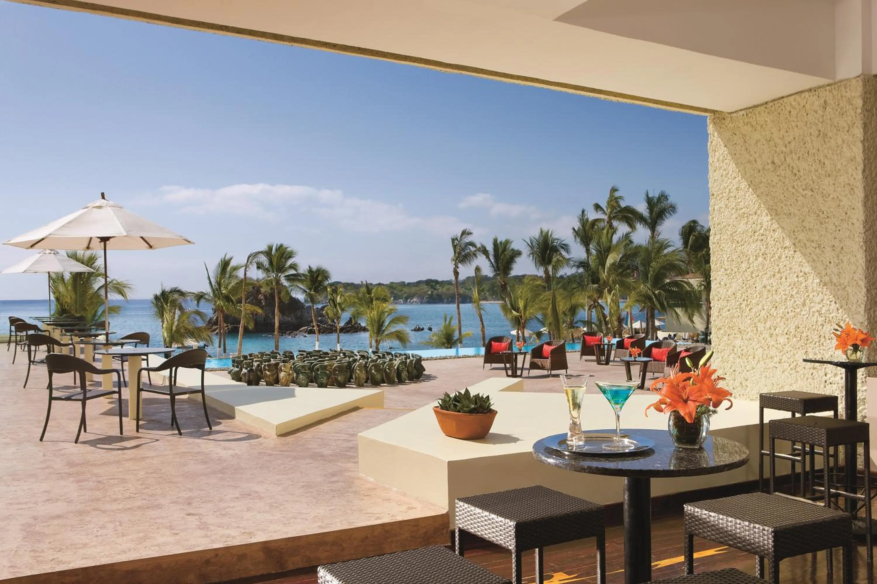 Lounge or bar in Dreams Huatulco Resort & Spa