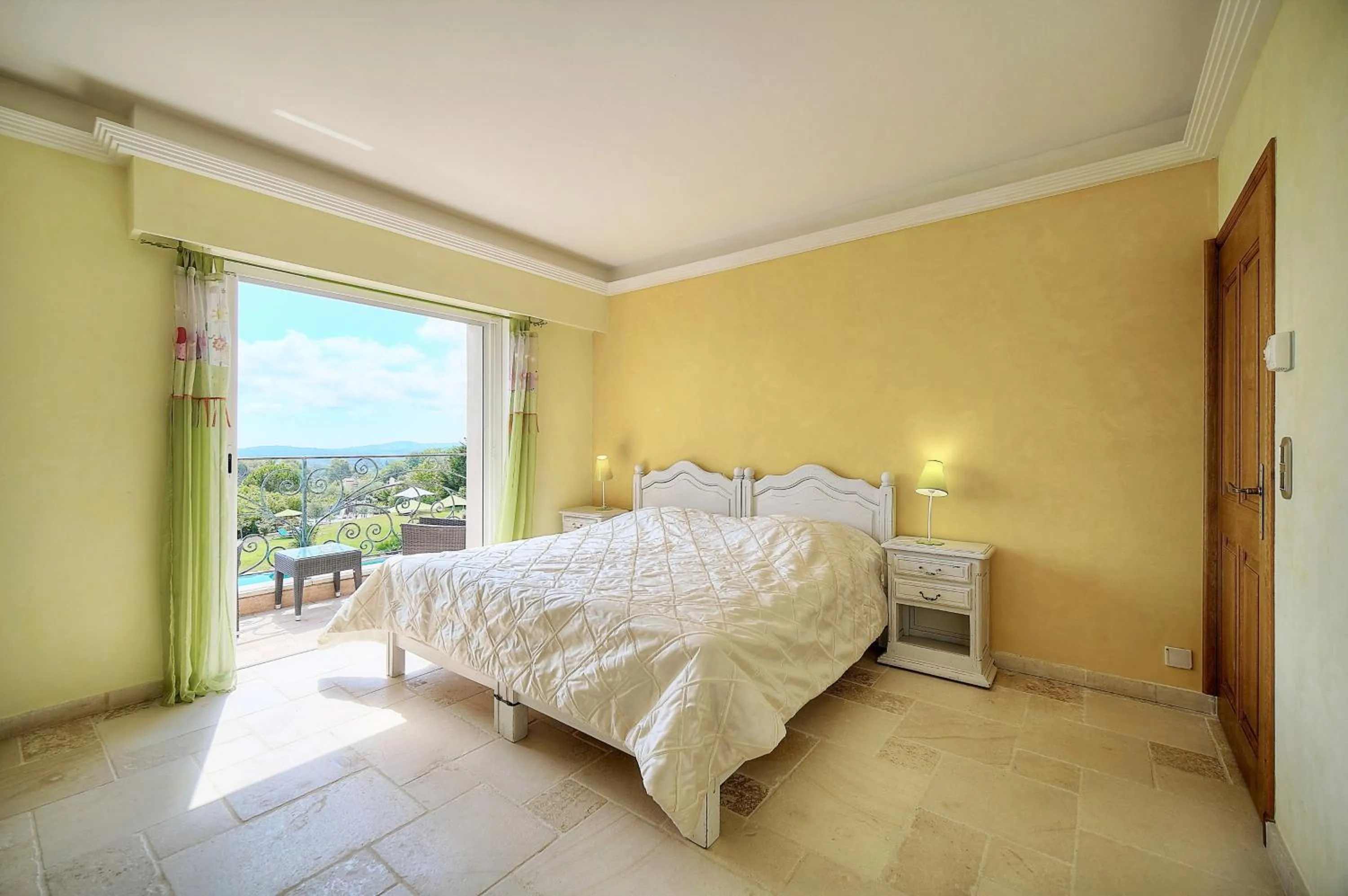 Bed in "AU HAVRE DE PAIX" 5 étoiles Prestige jacuzzi, hammam, sauna, PISCINE chauffée Mougins Cannes Grasse