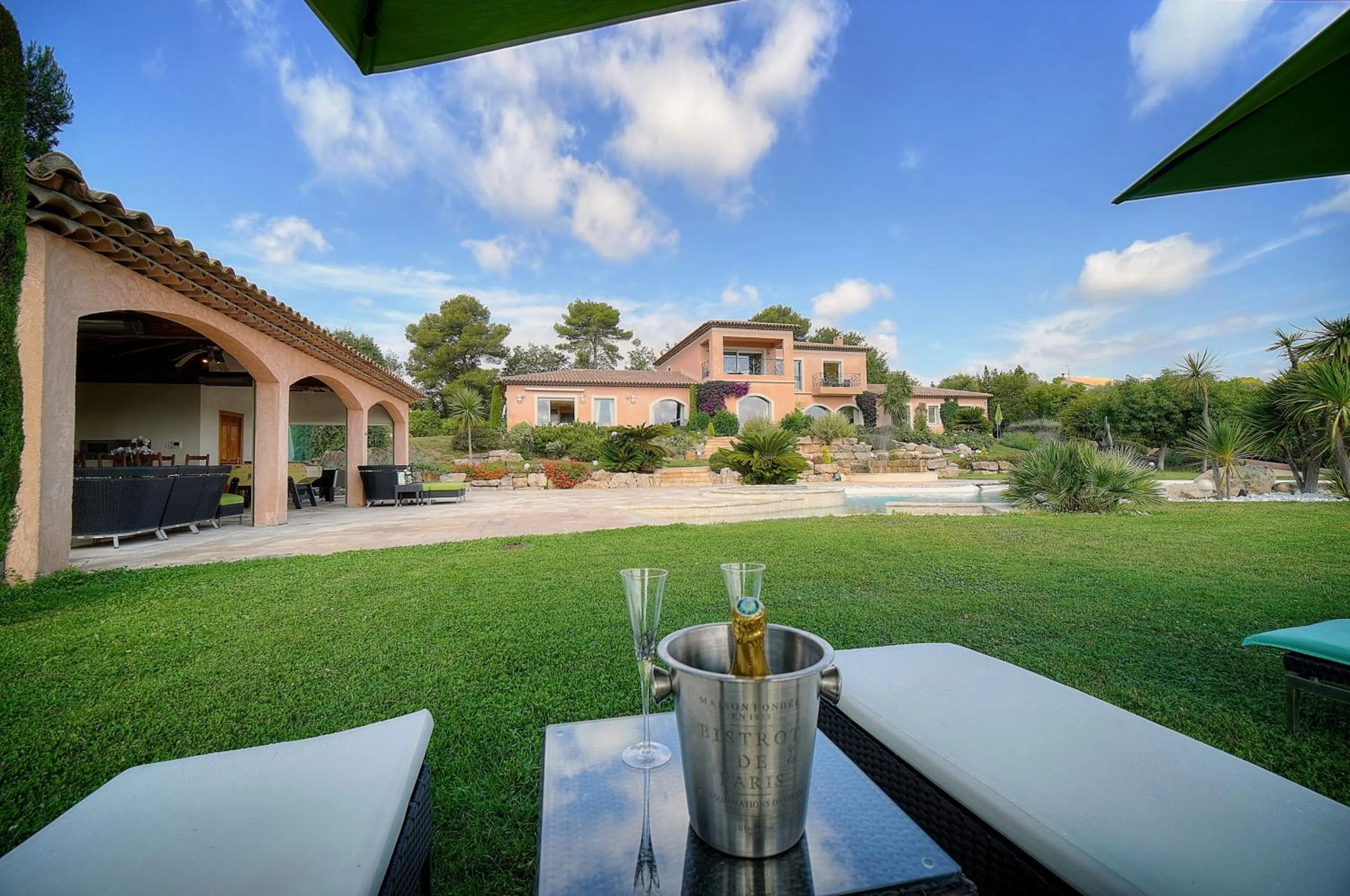 Property building in "AU HAVRE DE PAIX" 5 étoiles Prestige jacuzzi, hammam, sauna, PISCINE chauffée Mougins Cannes Grasse