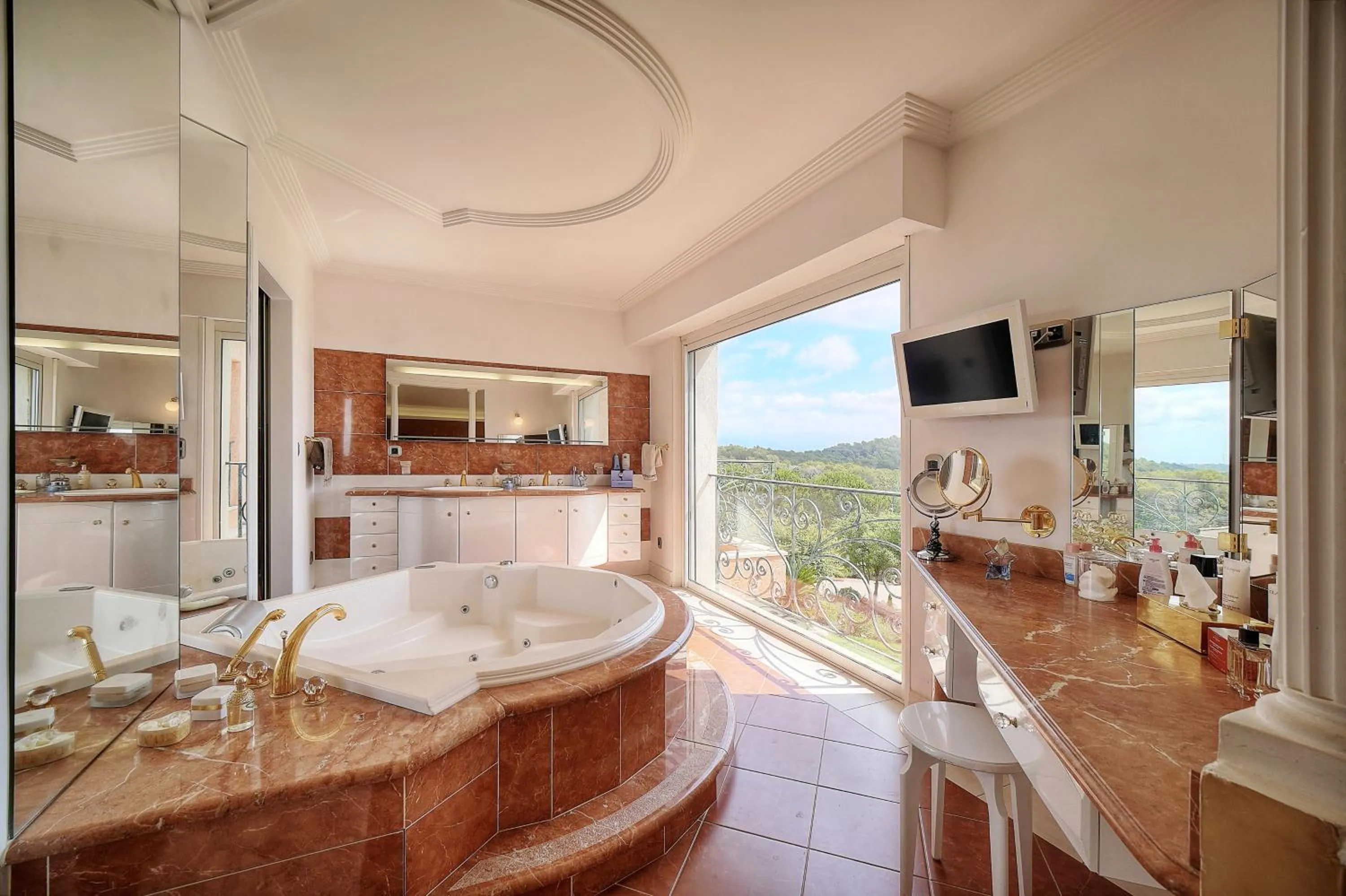 "AU HAVRE DE PAIX" 5 étoiles Prestige jacuzzi, hammam, sauna, PISCINE chauffée Mougins Cannes Grasse