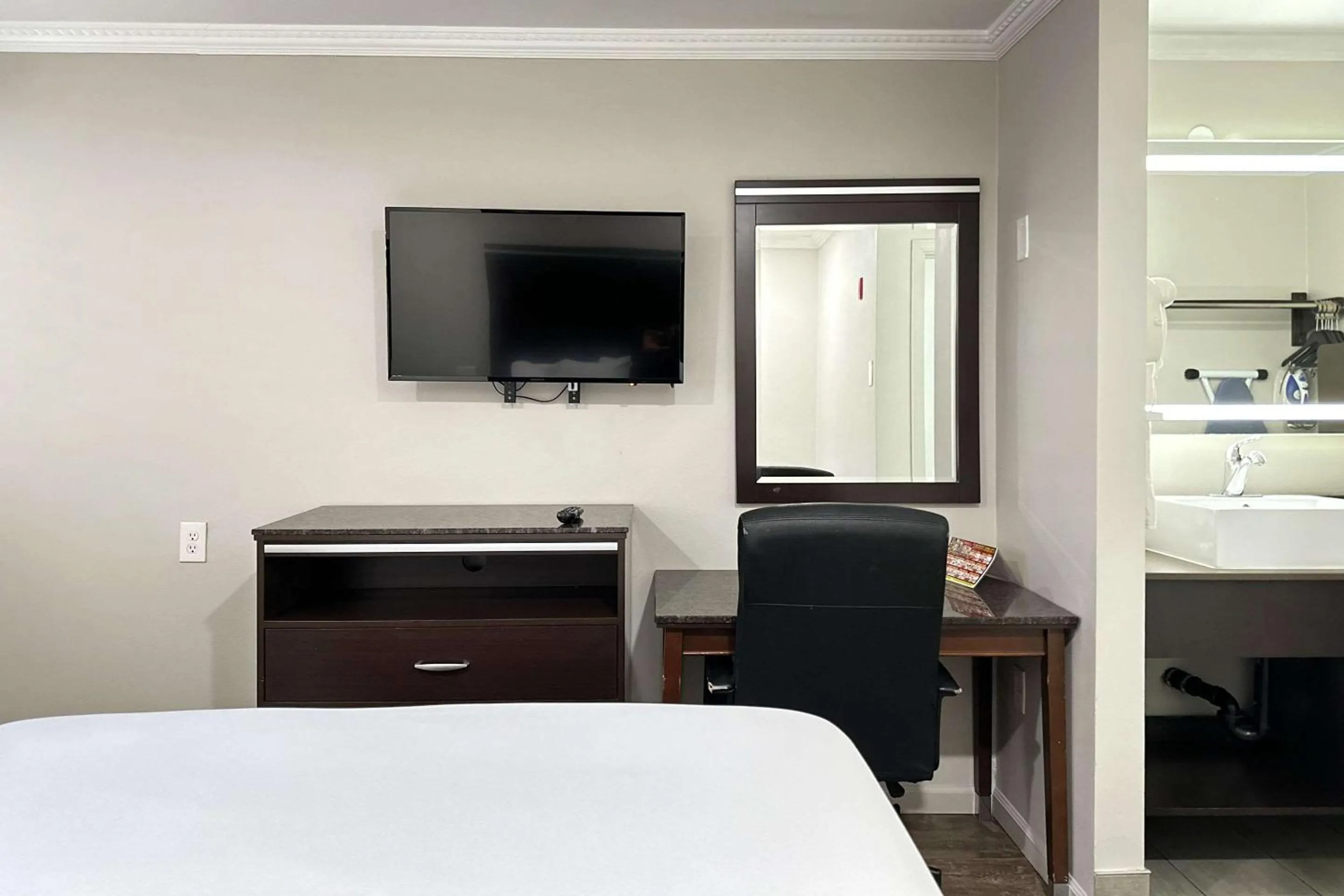 Bedroom, Bed in Rodeway Inn National City San Diego South