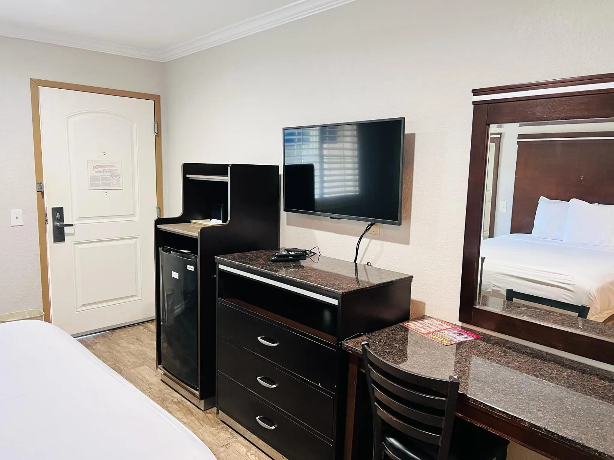 TV and multimedia, Bed in Rodeway Inn National City San Diego South