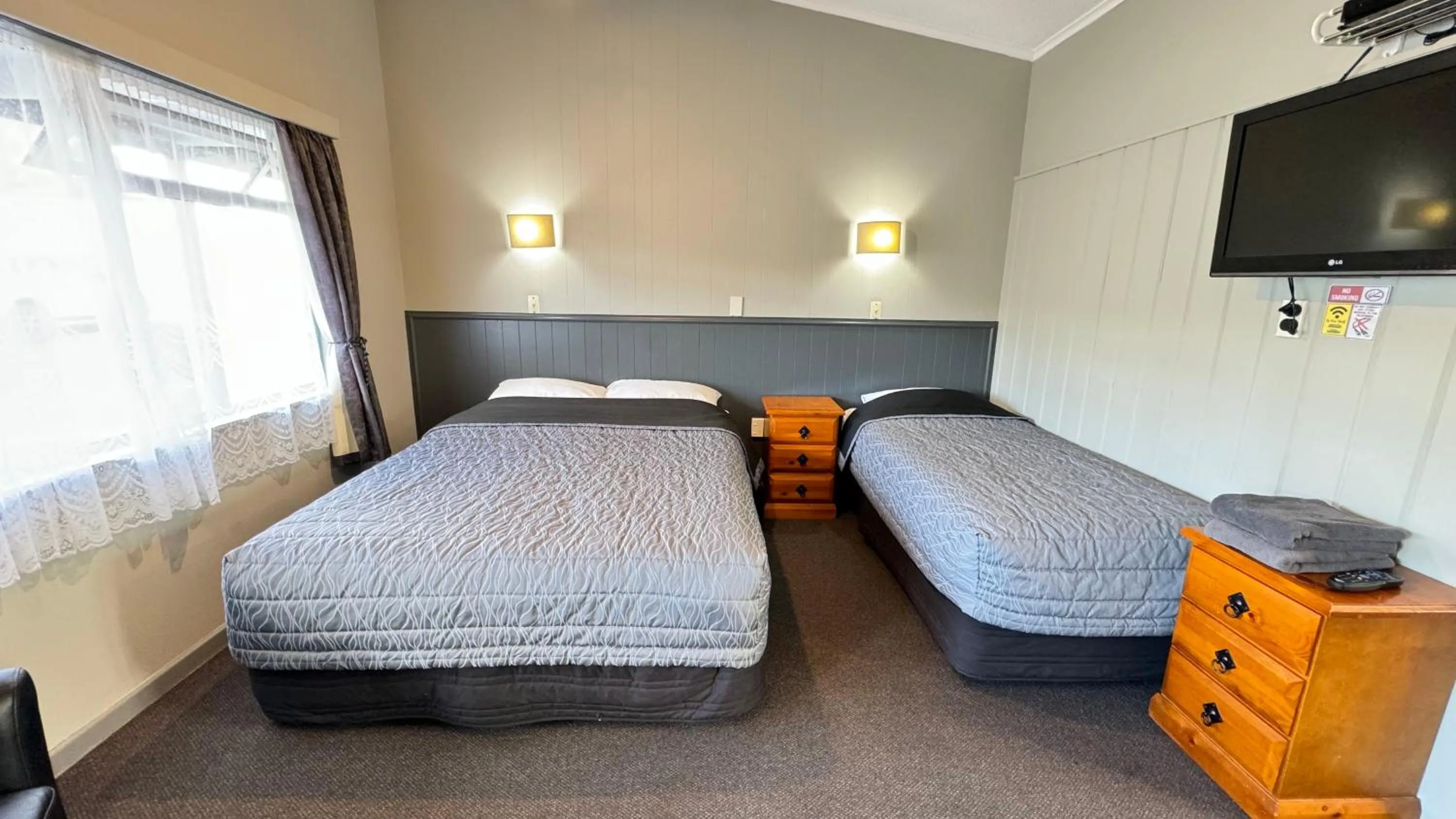 Bedroom, Bed in Central Court Motel