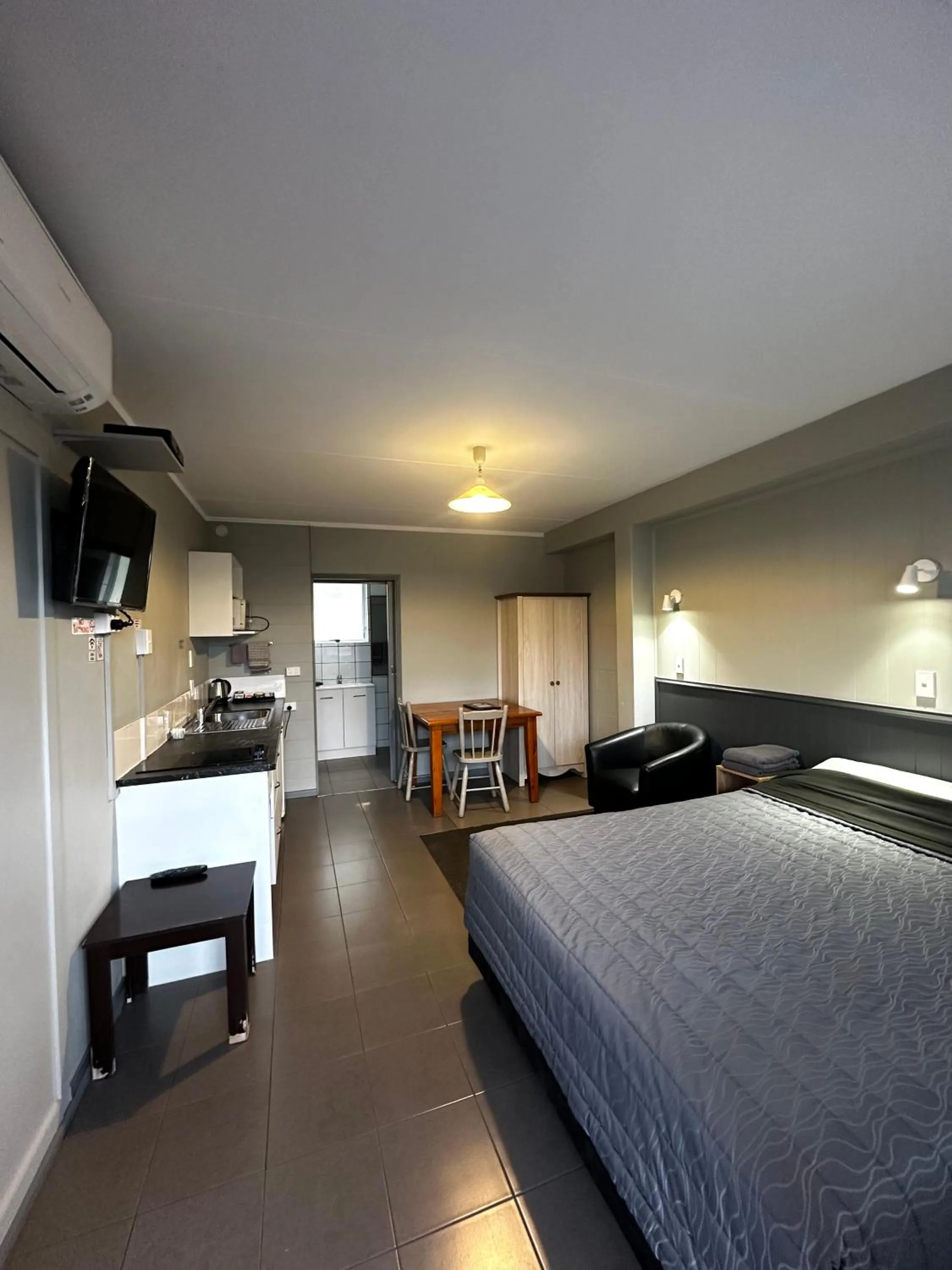 Photo of the whole room, Bed in Central Court Motel