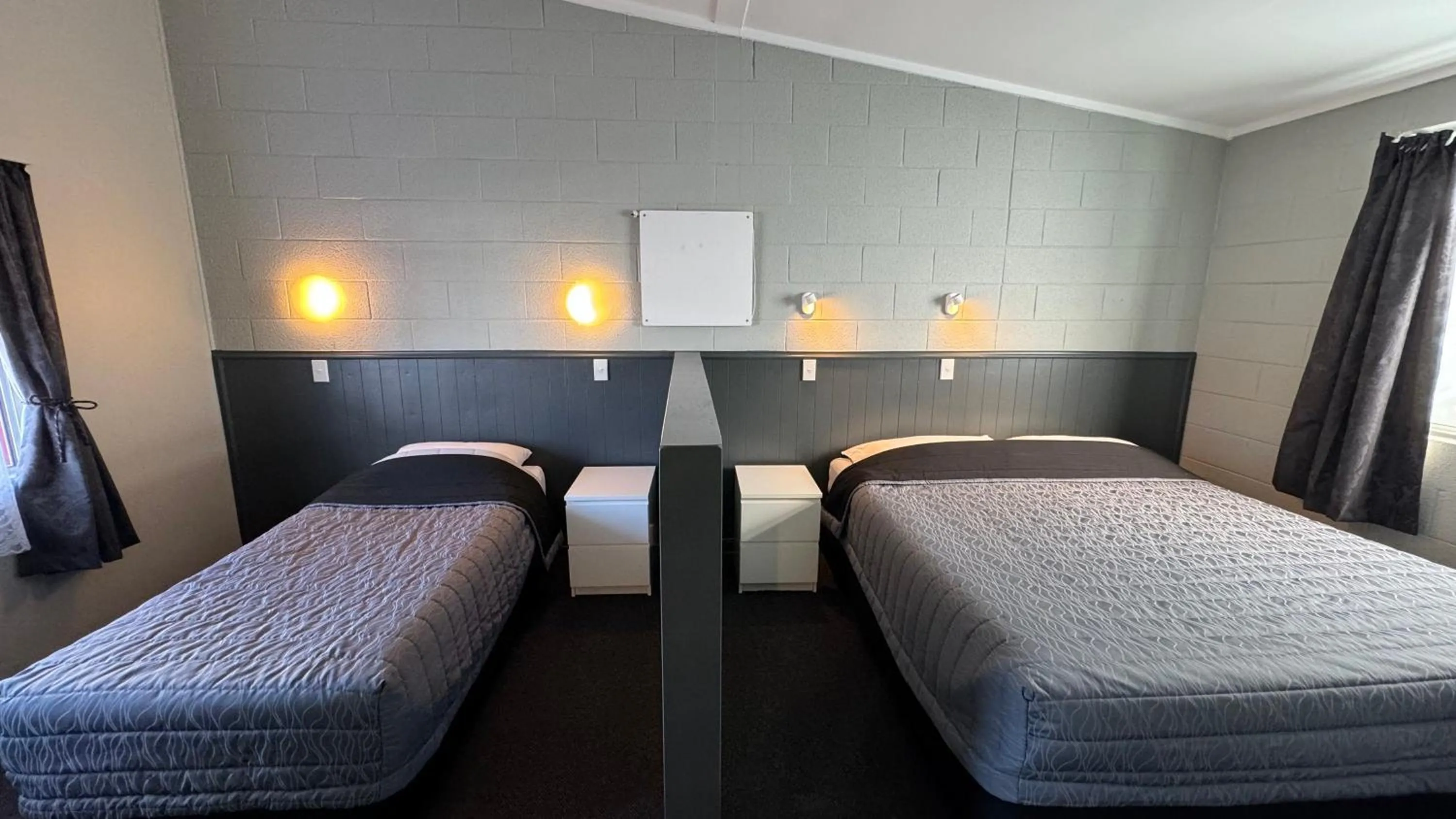 Bedroom, Bed in Central Court Motel