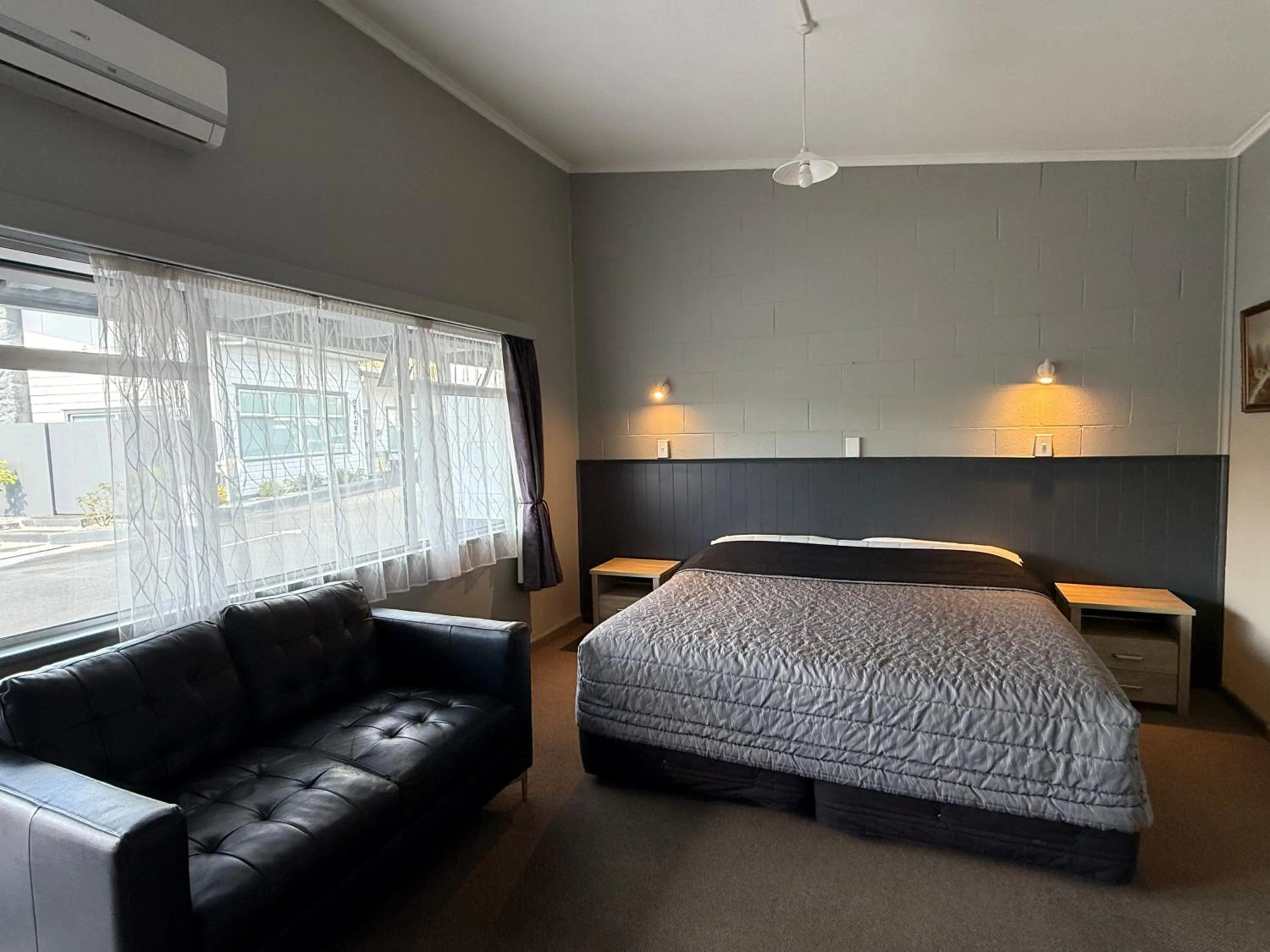 Bed in Central Court Motel