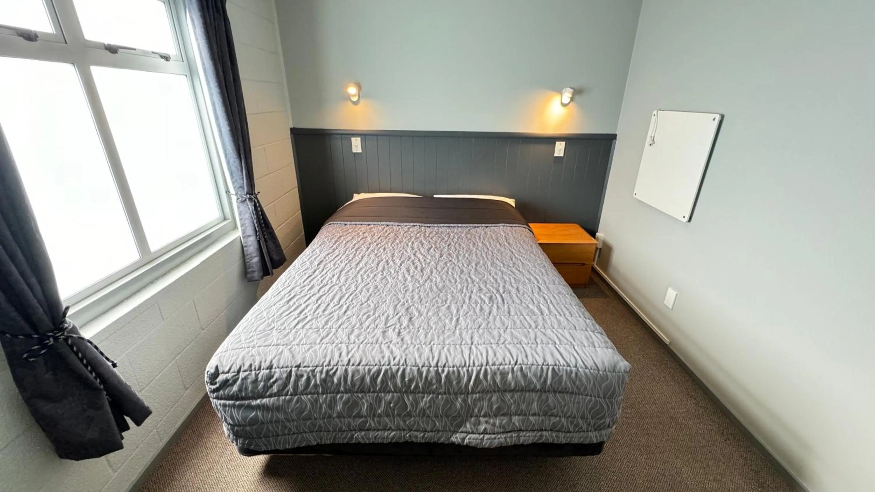 Bedroom, Bed in Central Court Motel