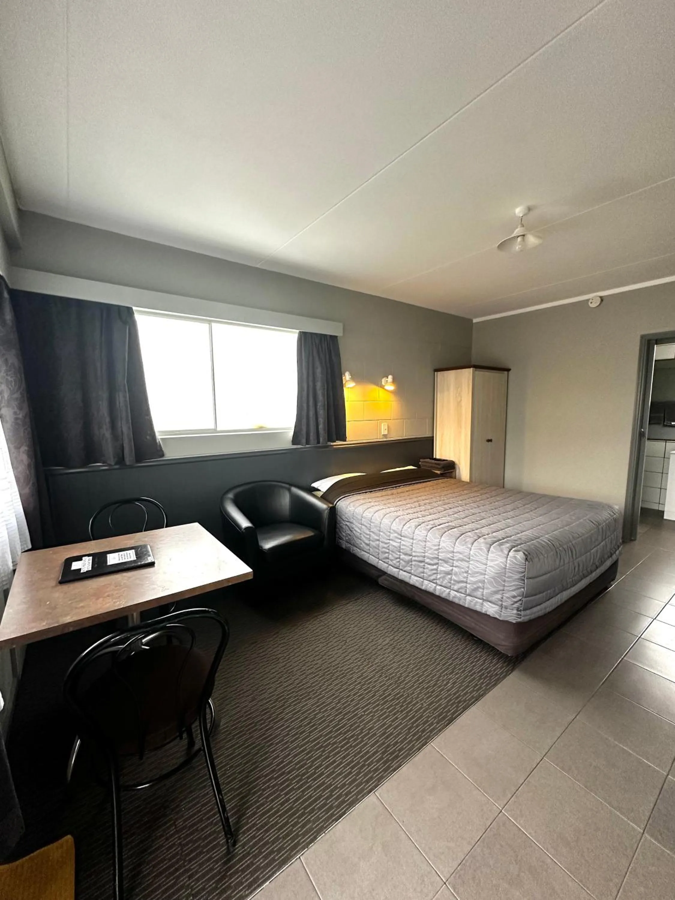 Bedroom, Bed in Central Court Motel