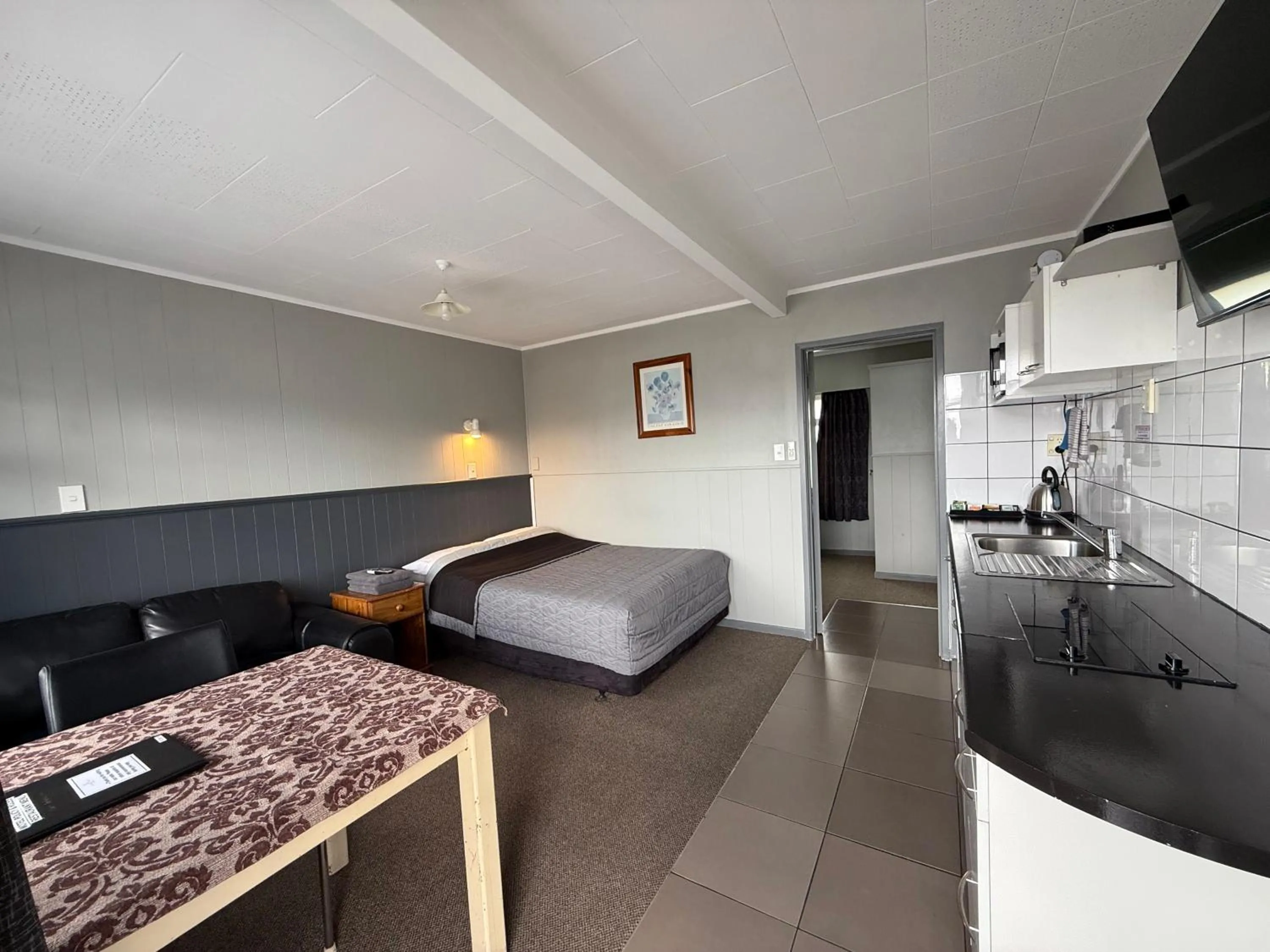 Photo of the whole room, Bed in Central Court Motel