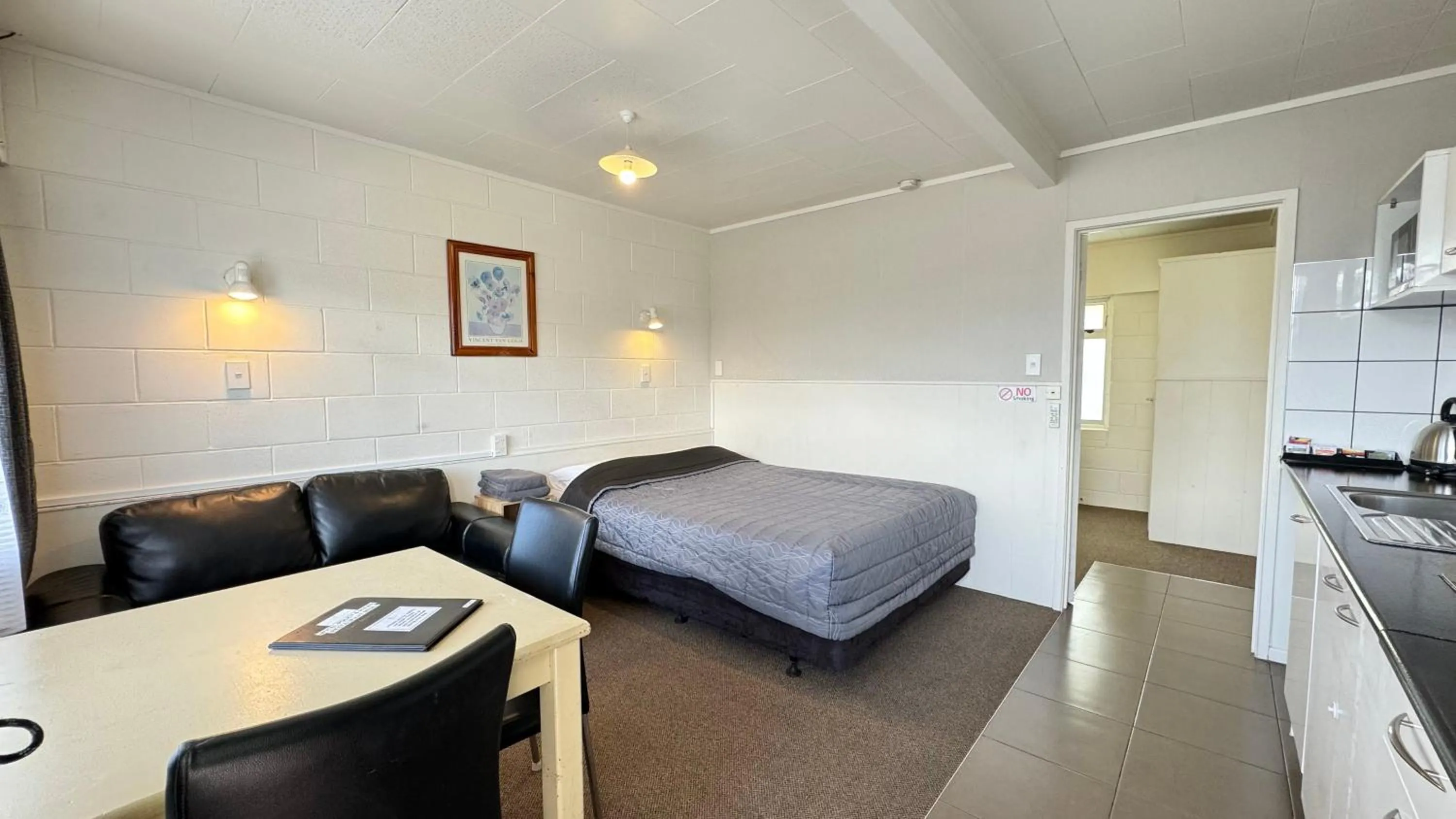 Bedroom, Bed in Central Court Motel