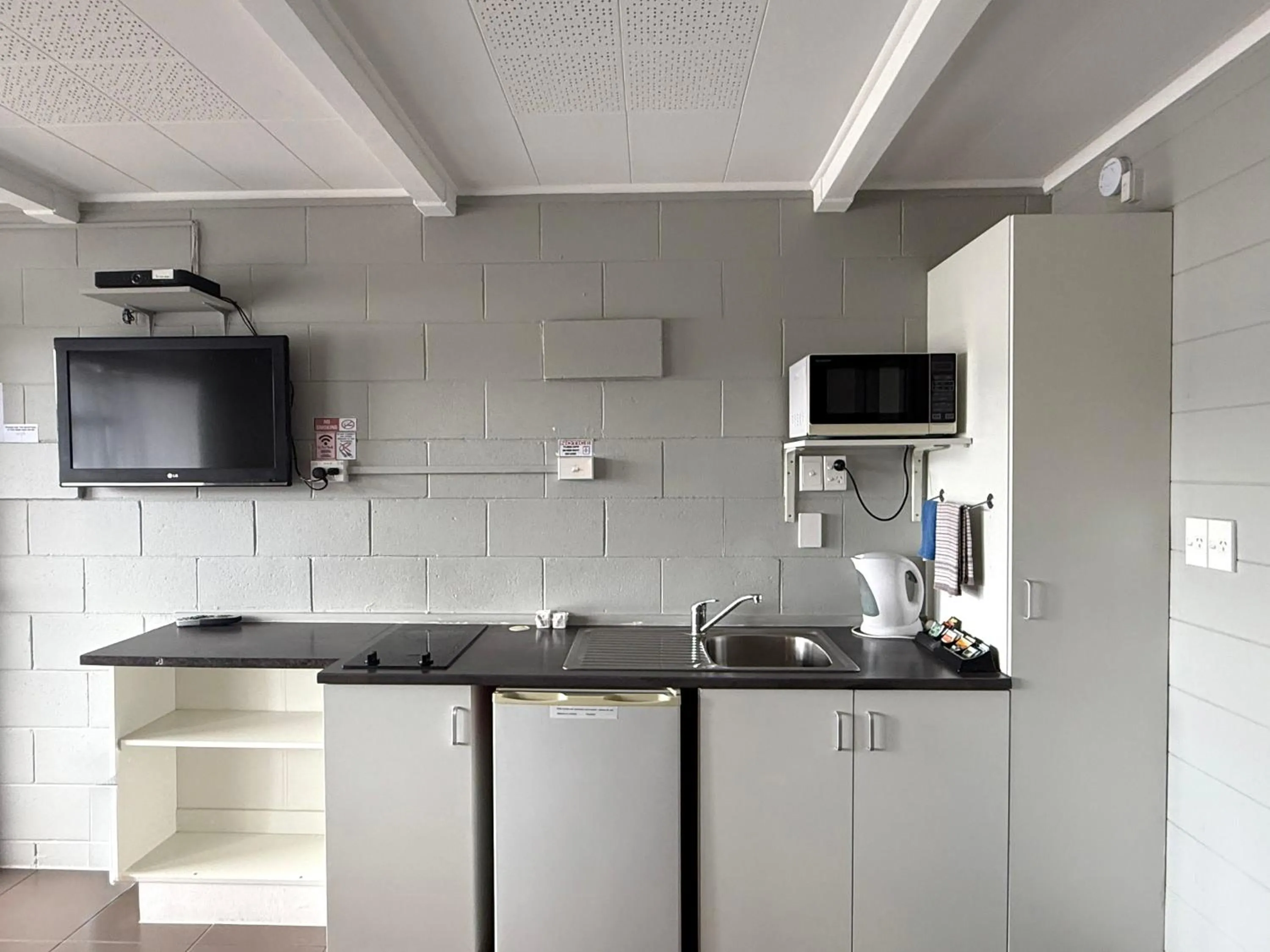 Kitchen or kitchenette in Central Court Motel