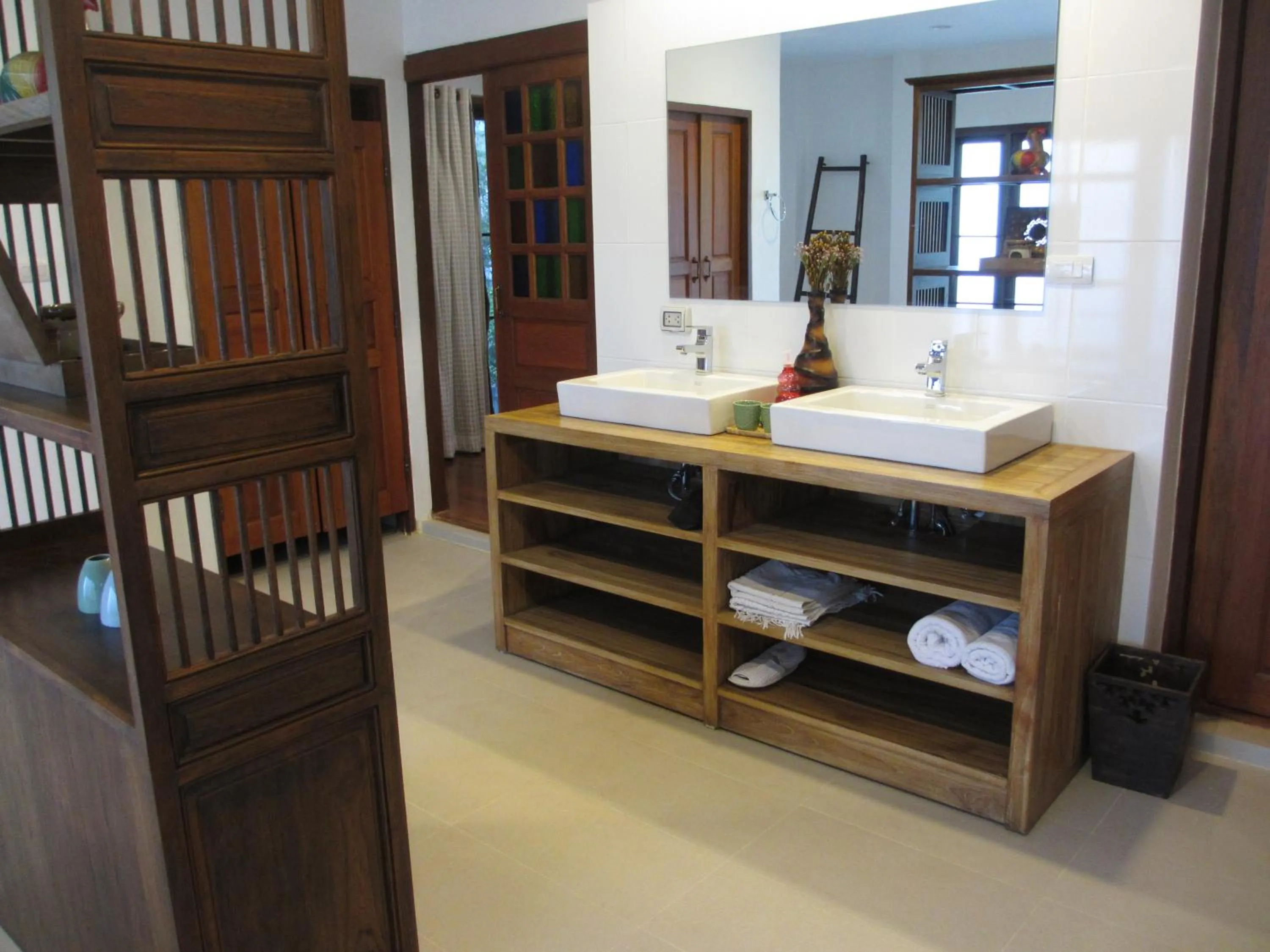 Bathroom, Bed in Jasmine Hills Lodge