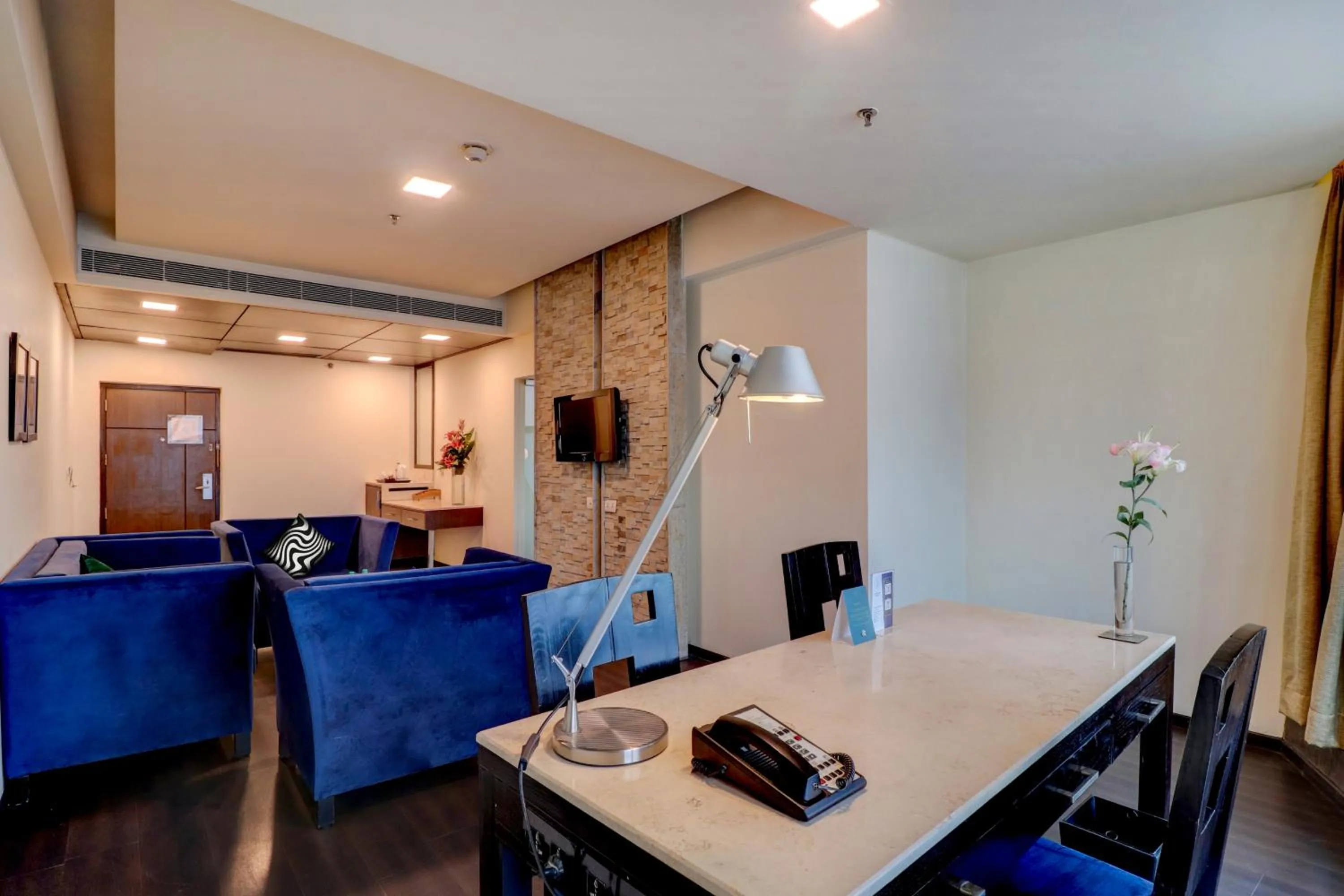 TV and multimedia in Sunday Hotel by CheckIn Jaipur