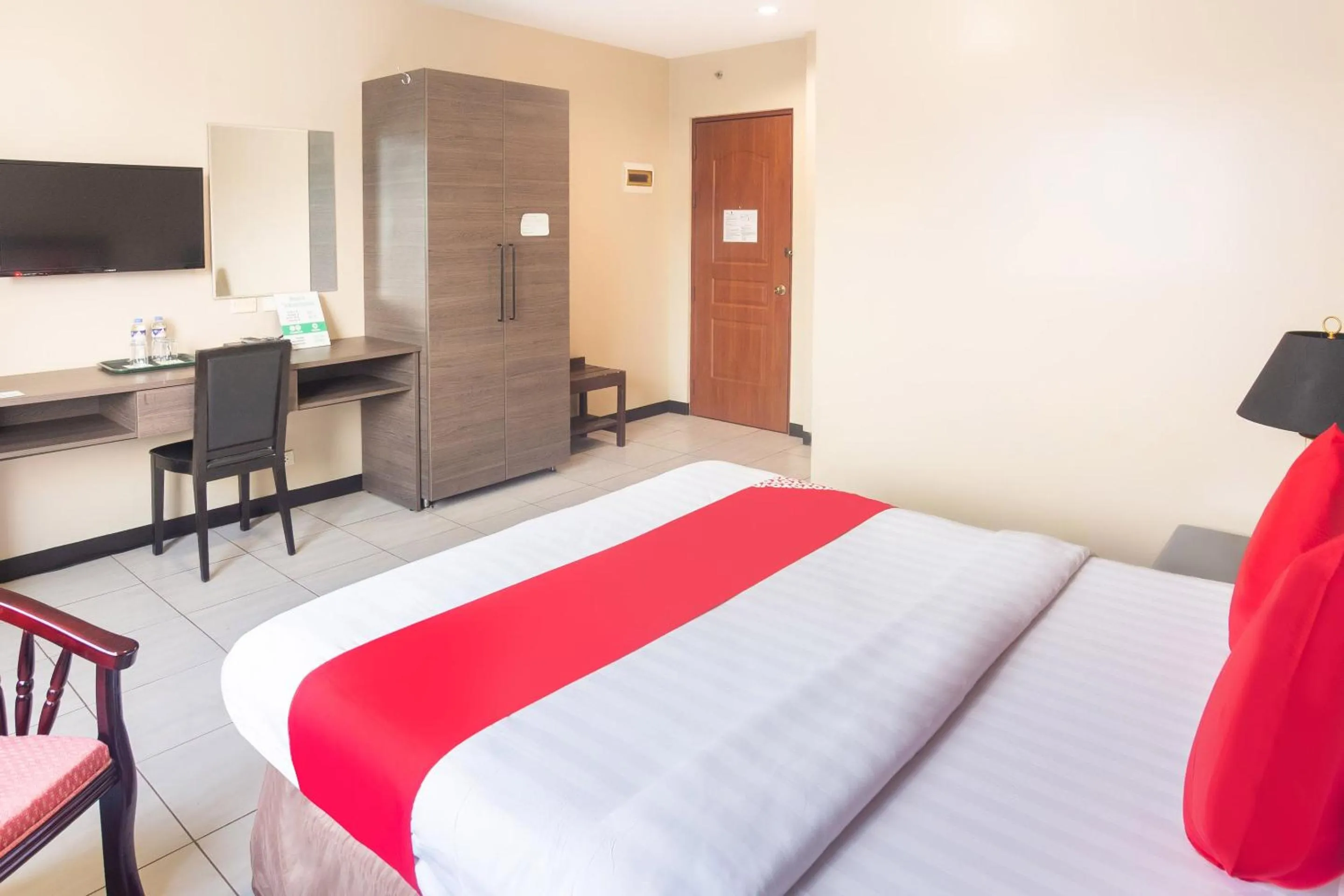 Bedroom in OYO 187 The Maxwell Hotel