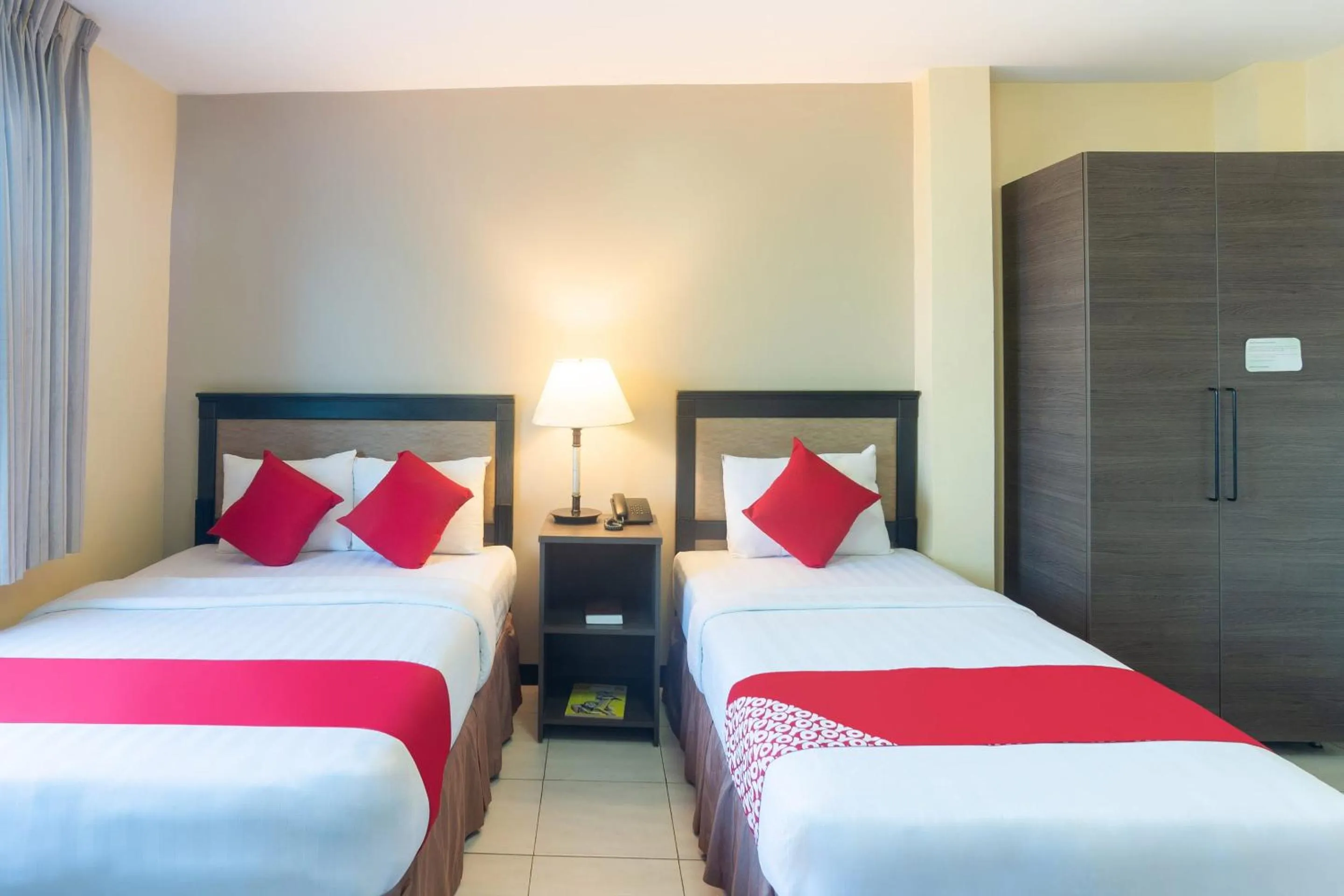 Bedroom in OYO 187 The Maxwell Hotel