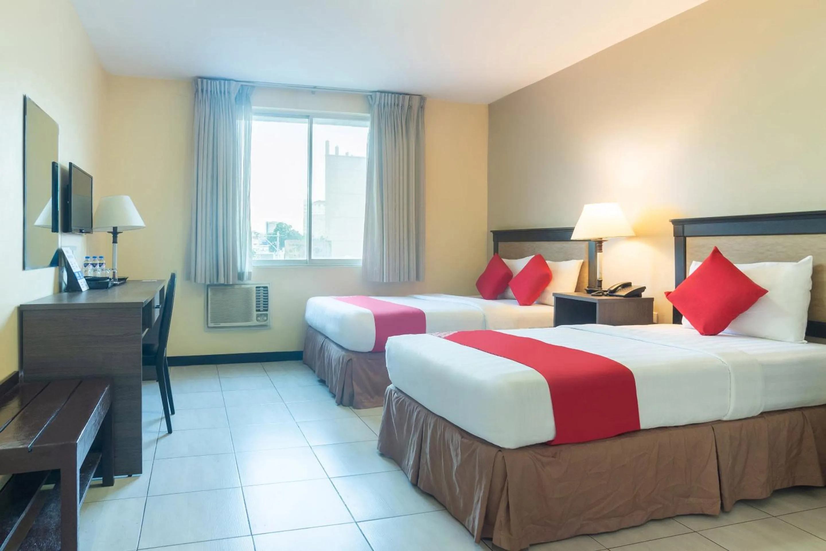 Bedroom in OYO 187 The Maxwell Hotel