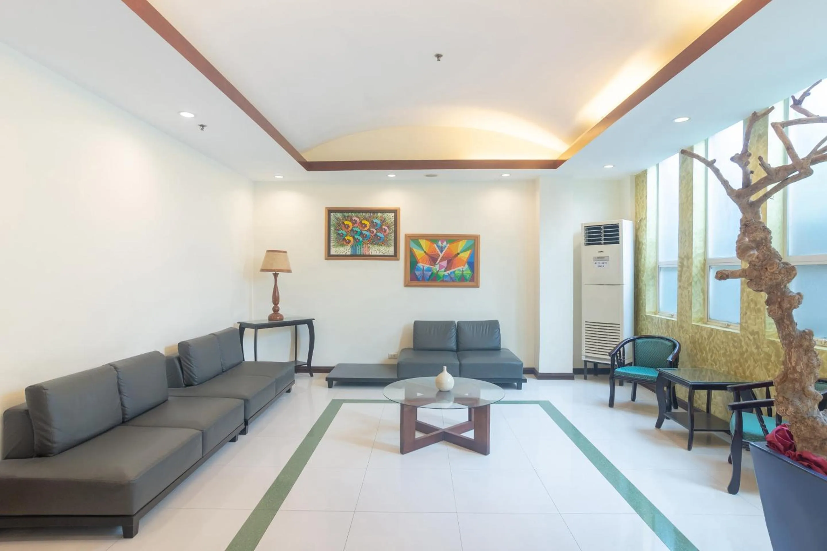 Lobby or reception in OYO 187 The Maxwell Hotel