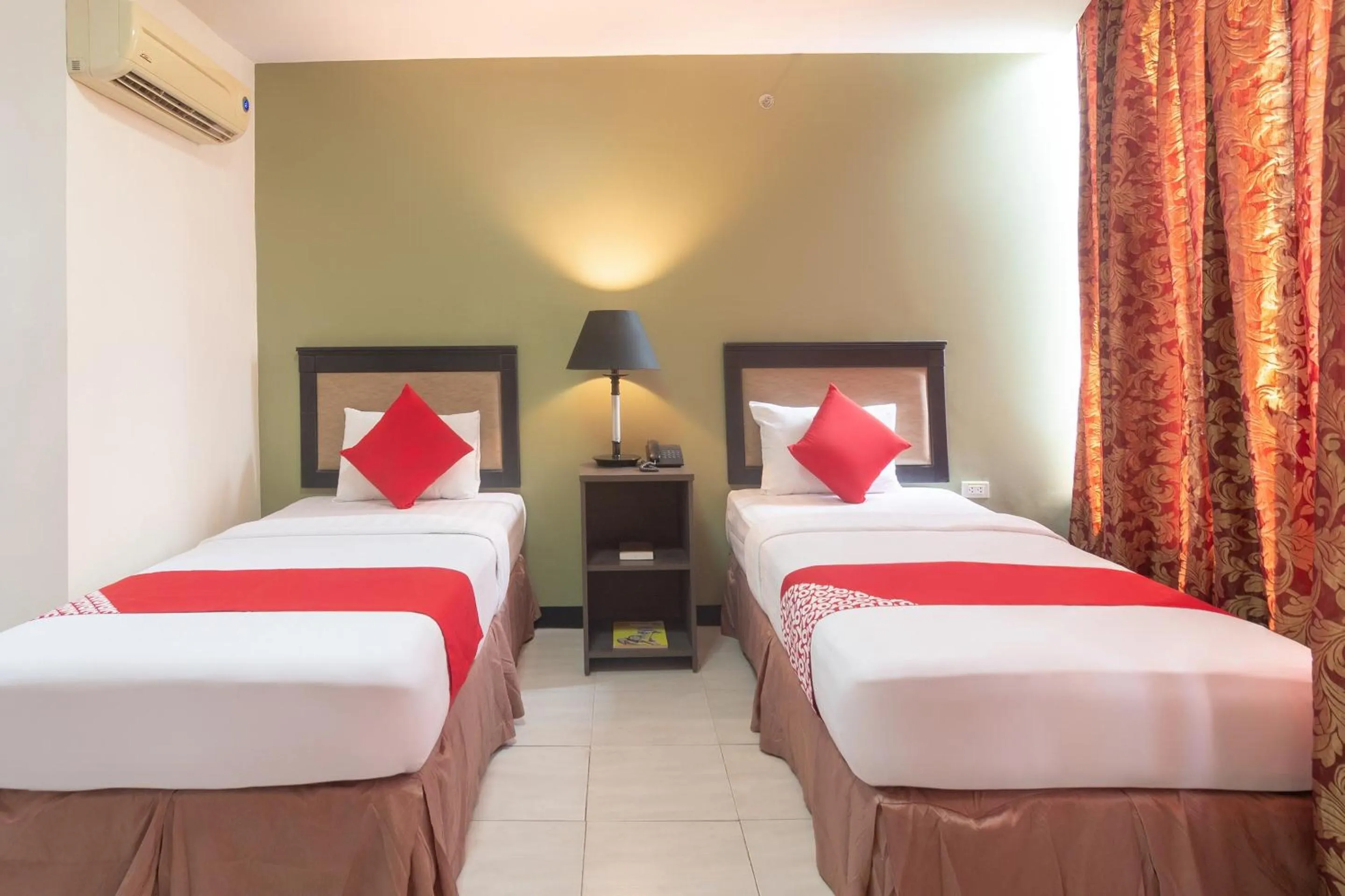 Bedroom in OYO 187 The Maxwell Hotel