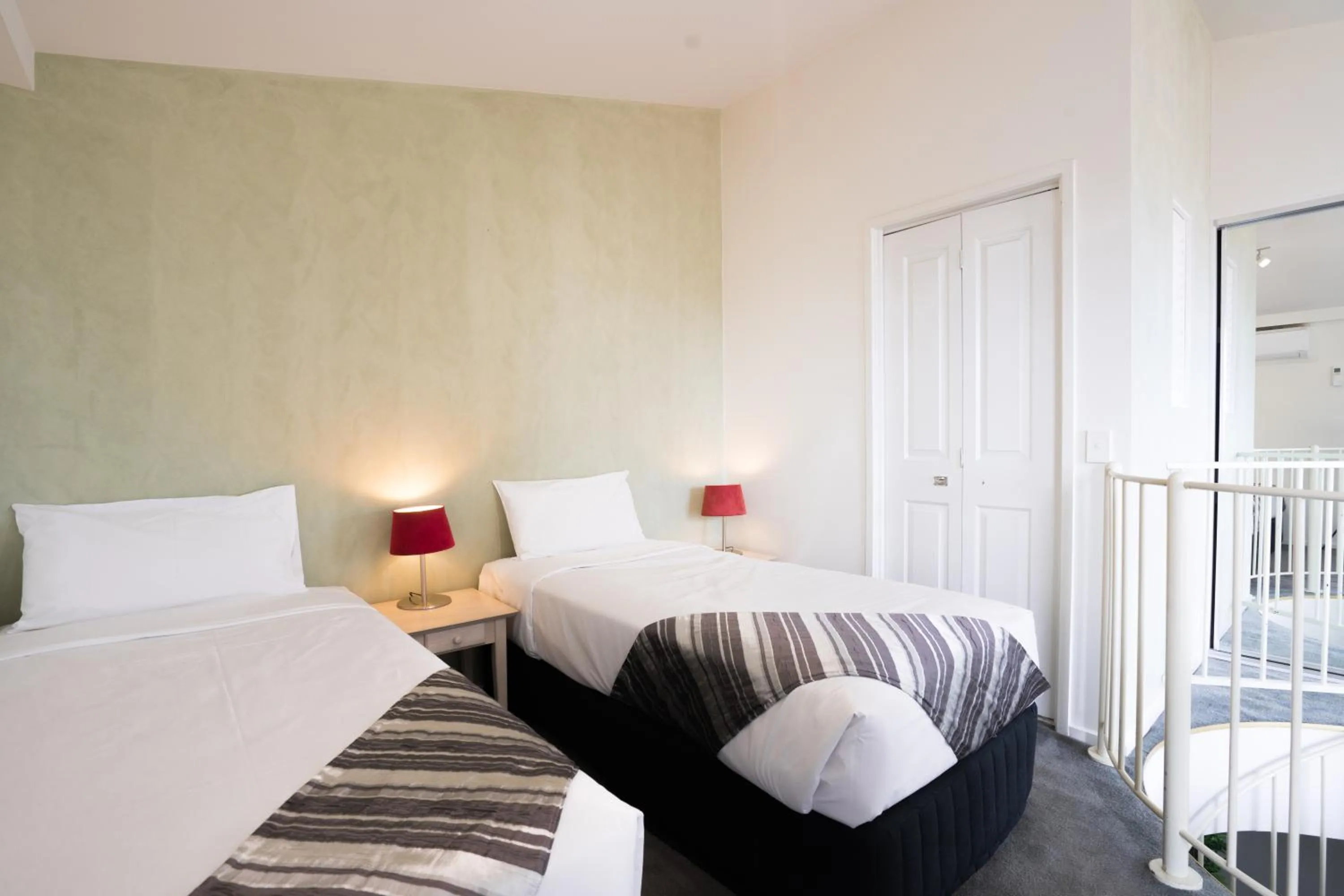 Bed in HarbourView Apartment Hotel (now Arrow on Spencer)