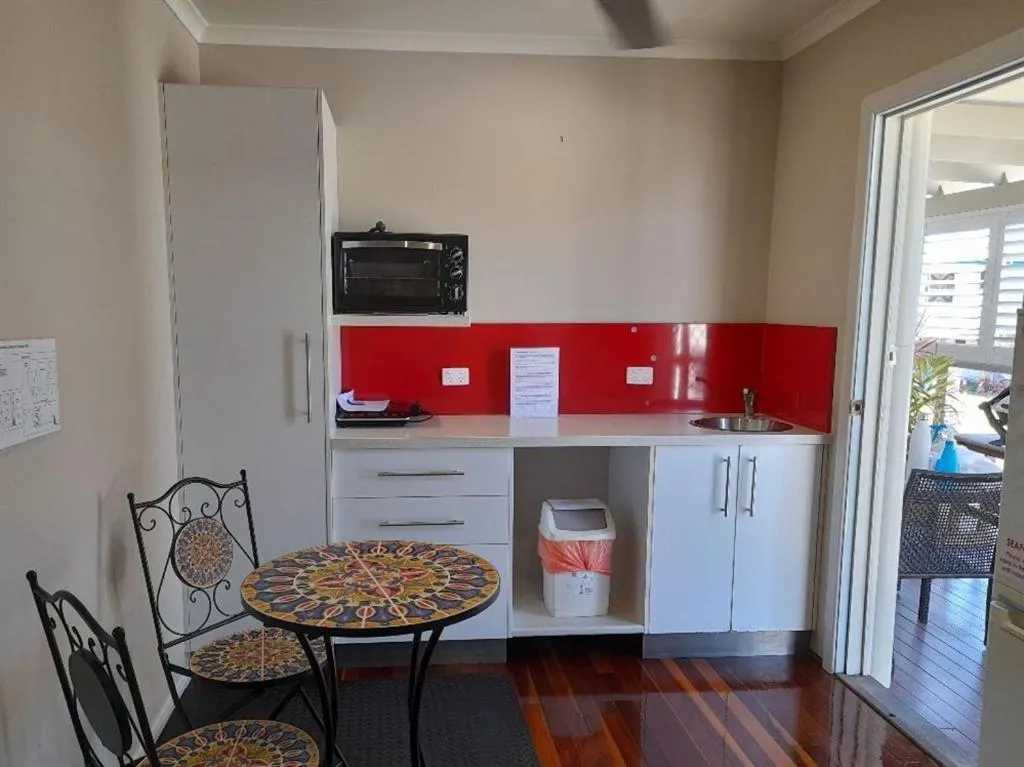 Kitchen or kitchenette in Airlie Apartments