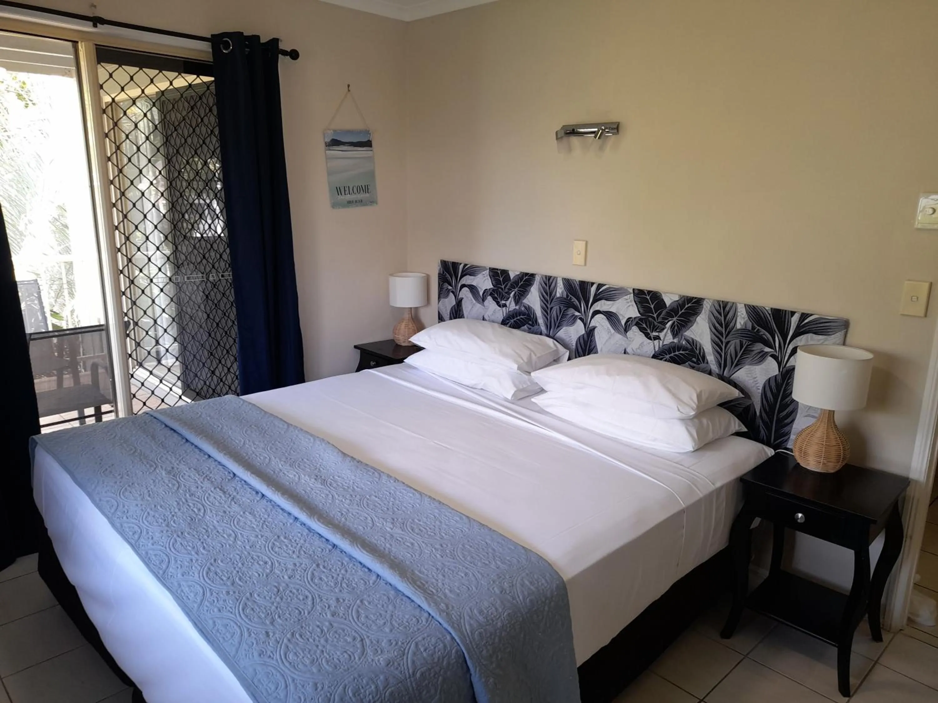 Bedroom, Bed in Airlie Apartments