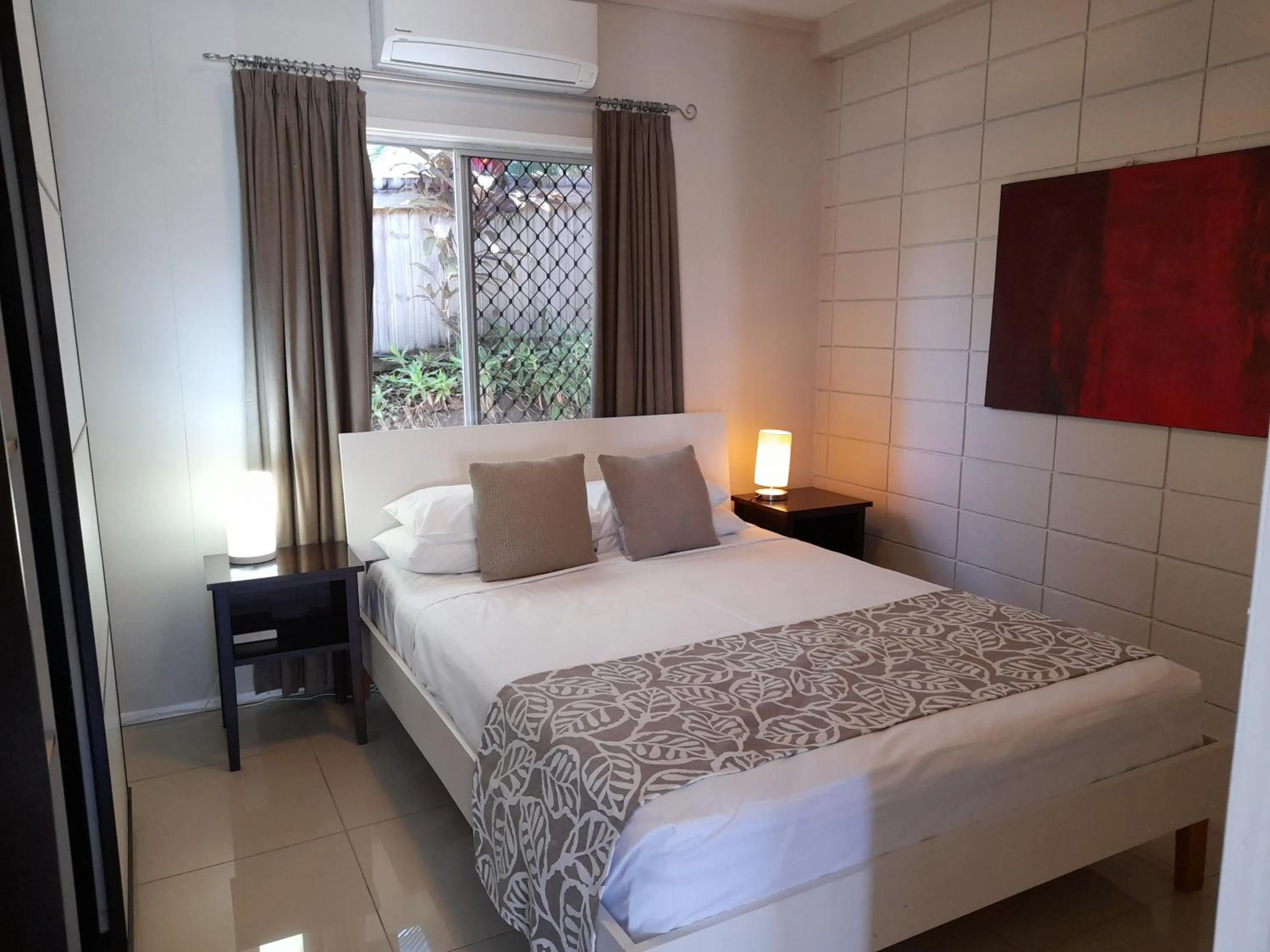 Bedroom, Bed in Airlie Apartments