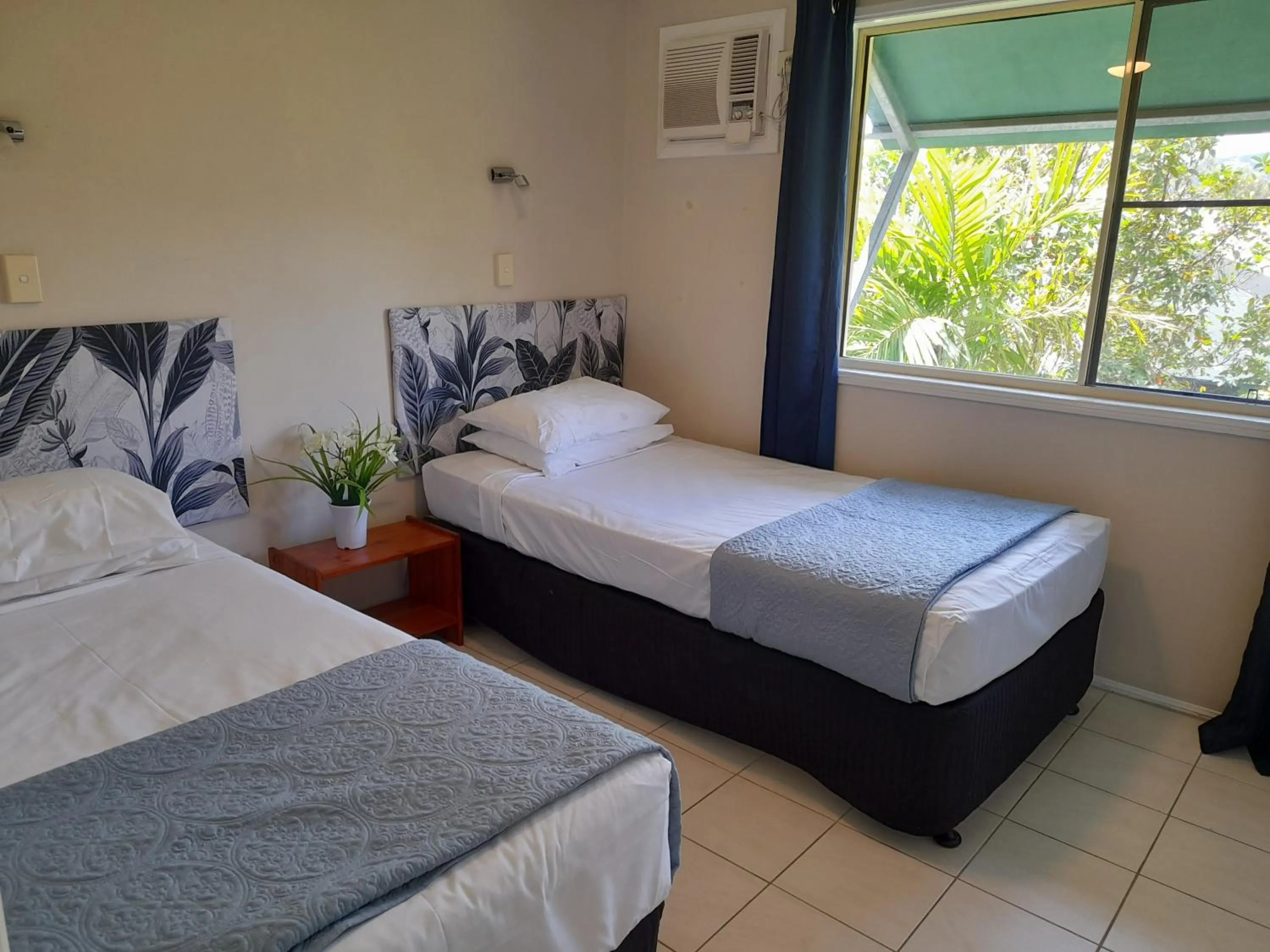 Bedroom, Bed in Airlie Apartments