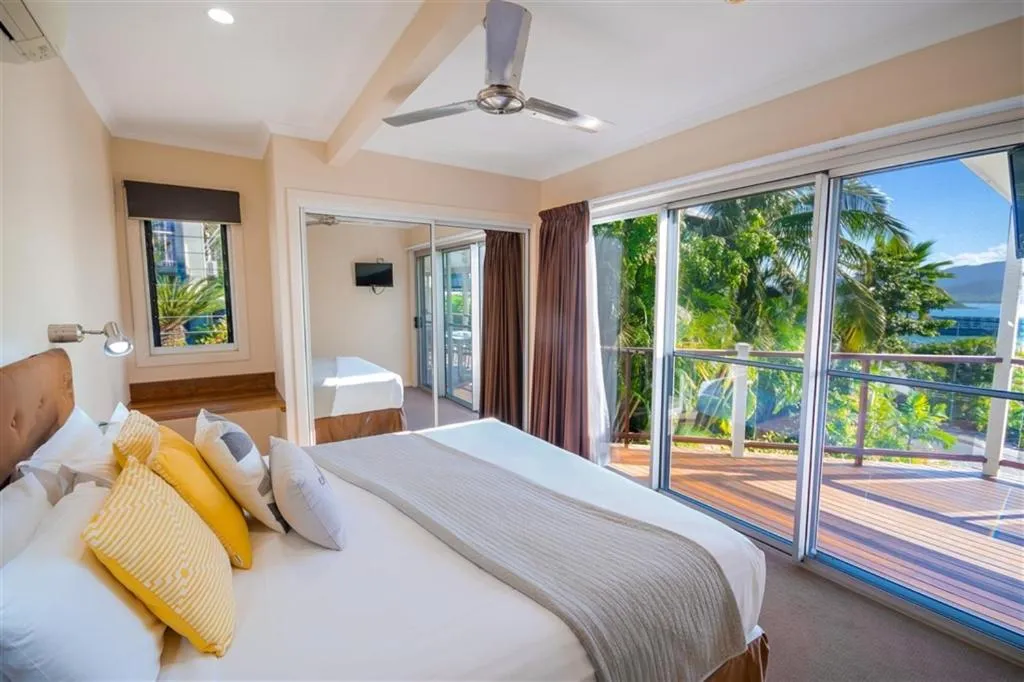 Bedroom, Bed in Airlie Apartments