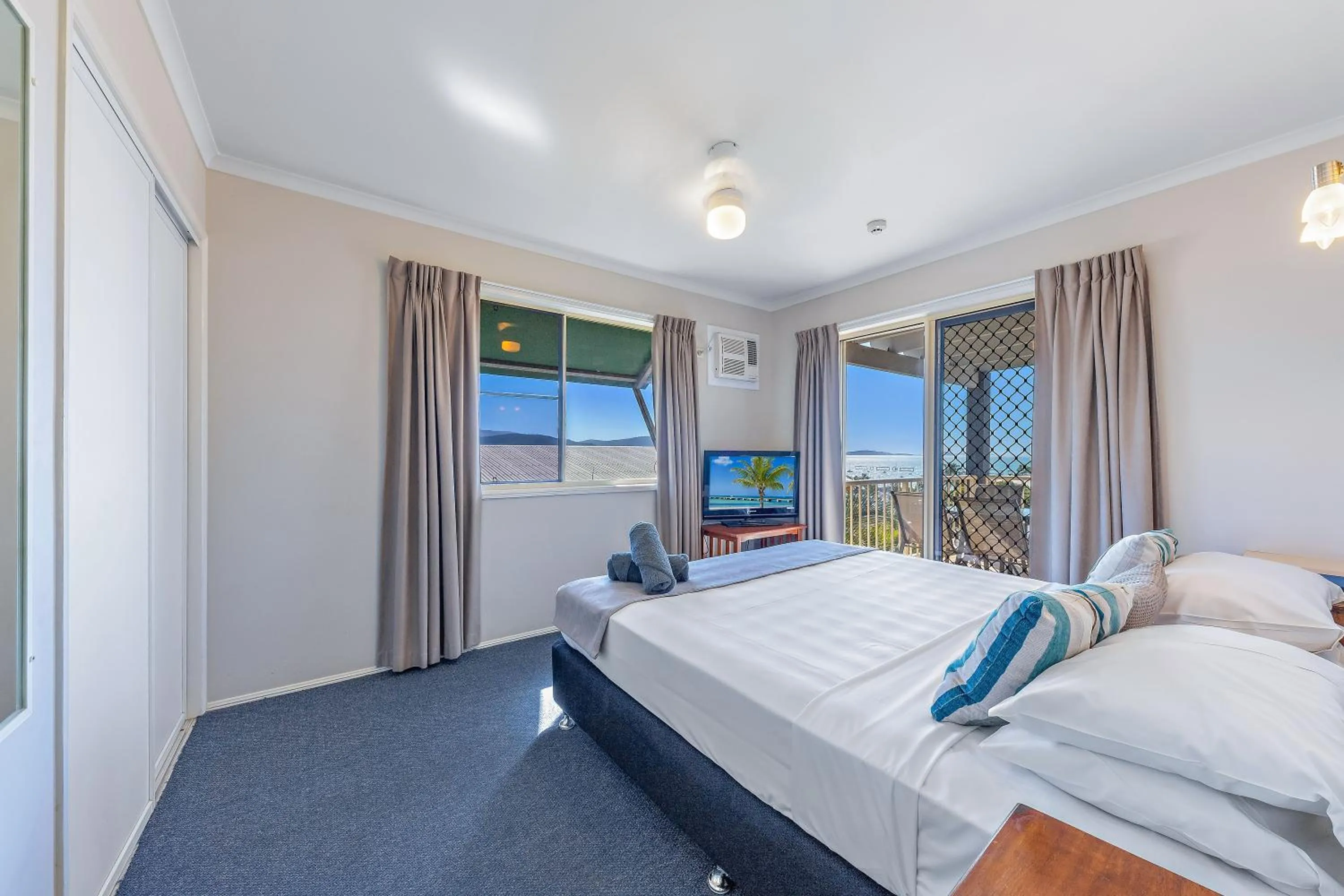 Bedroom, Bed in Airlie Apartments