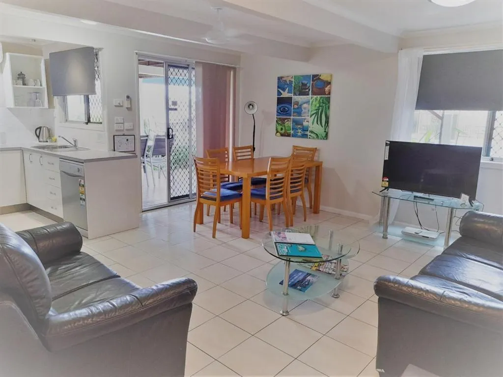 Living room in Airlie Apartments