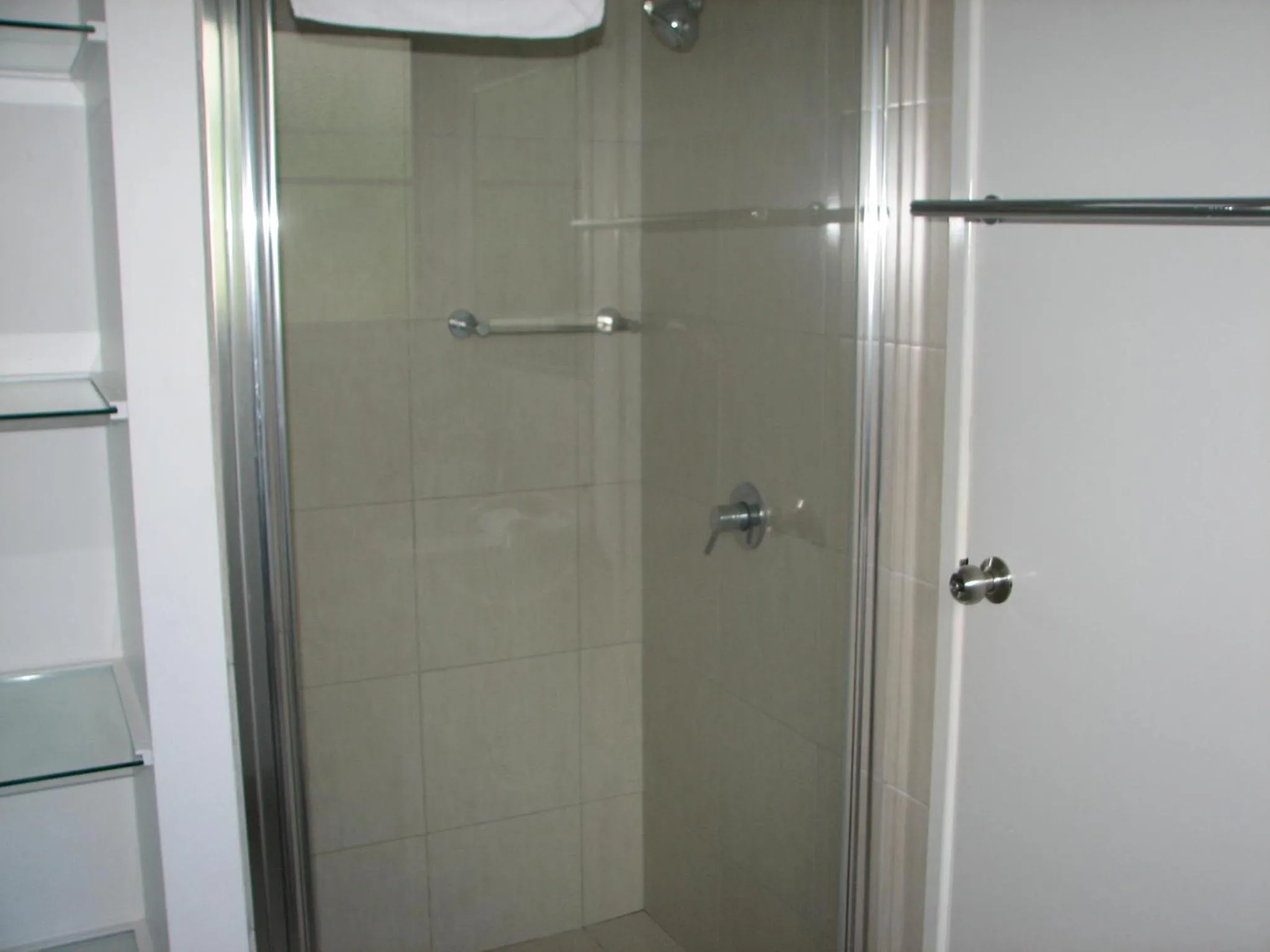 Shower in Airlie Apartments