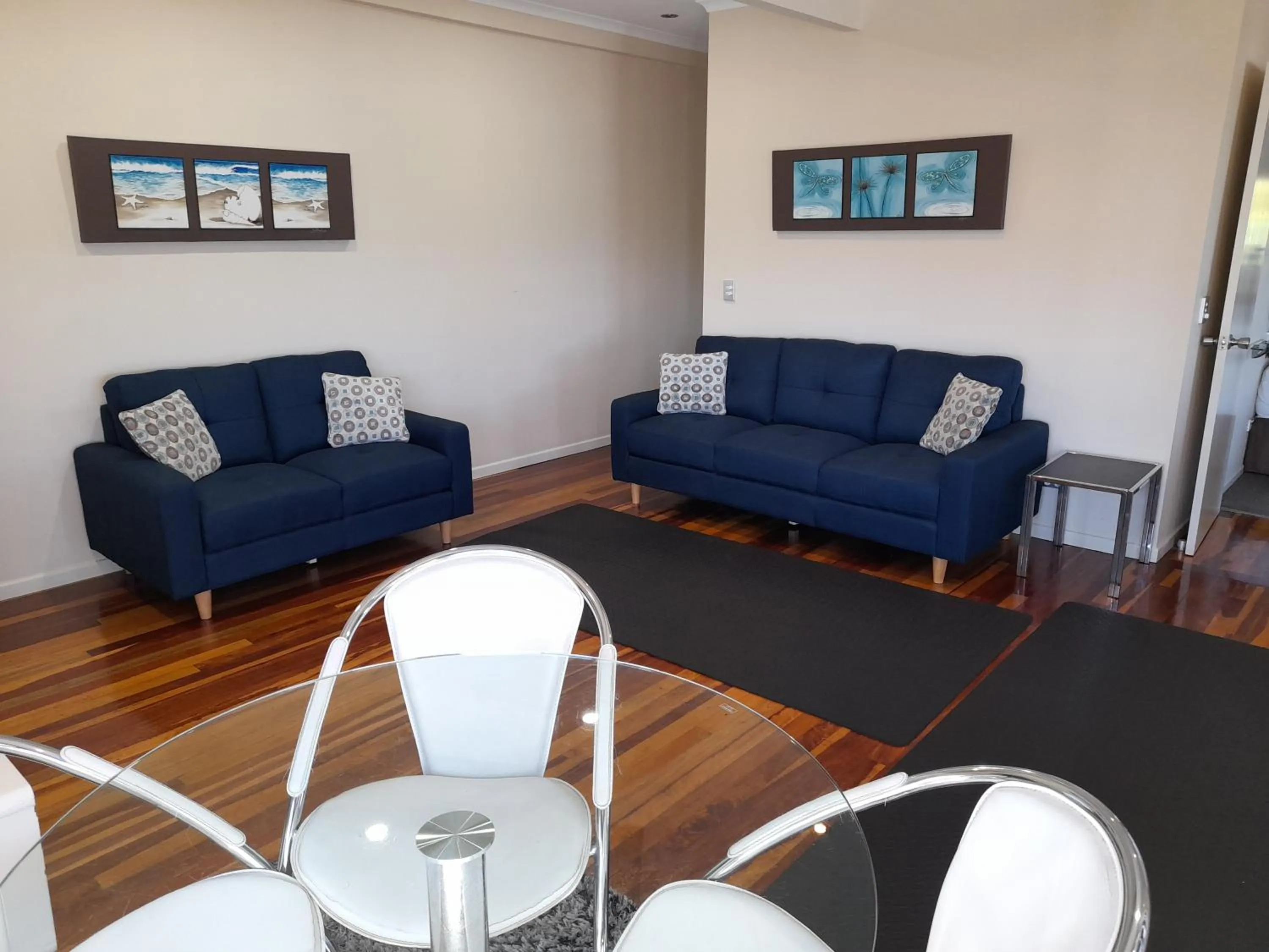 Living room in Airlie Apartments