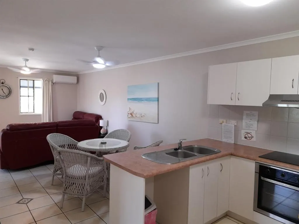 Kitchen or kitchenette in Airlie Apartments