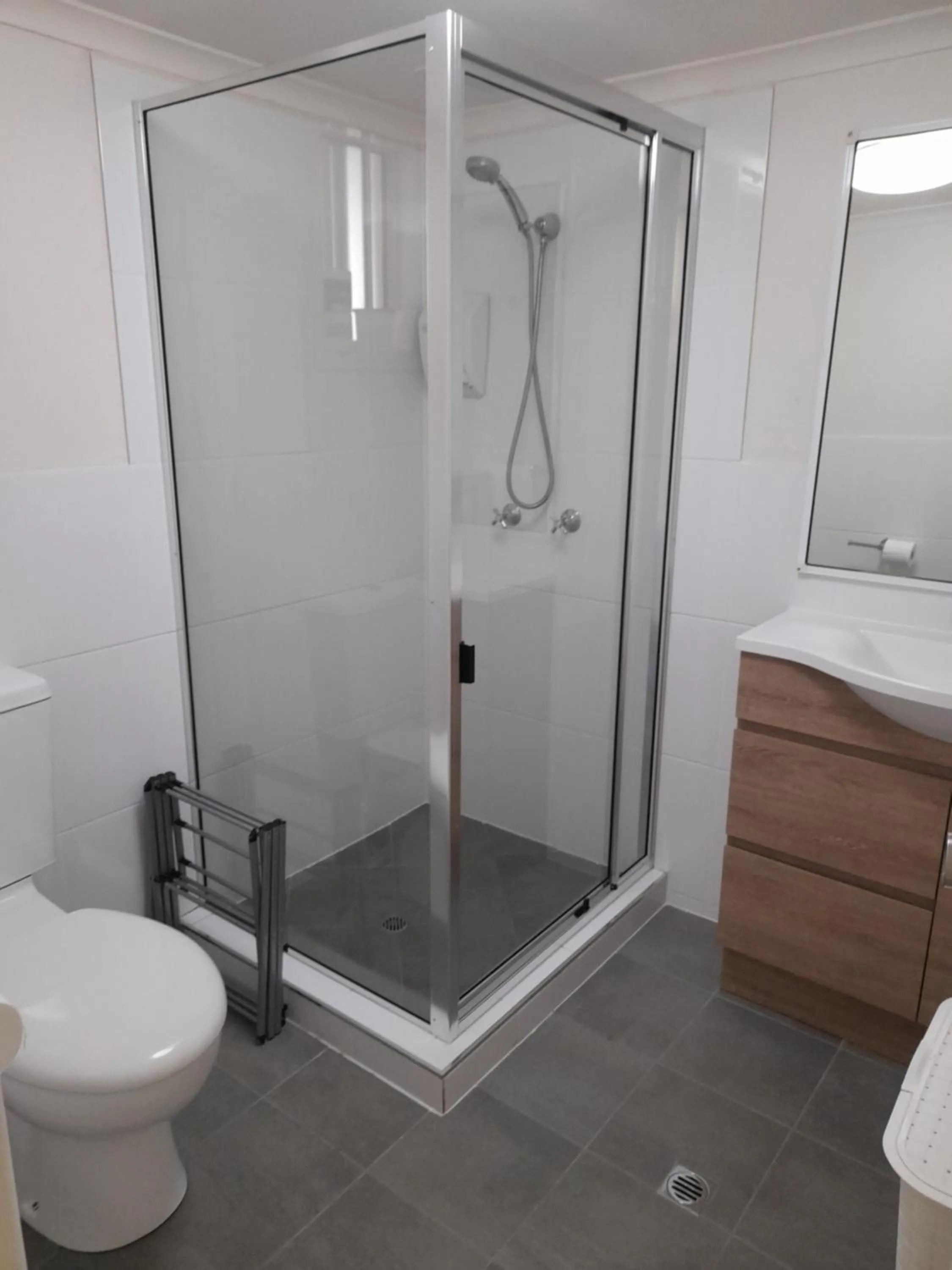 Bathroom in Airlie Apartments