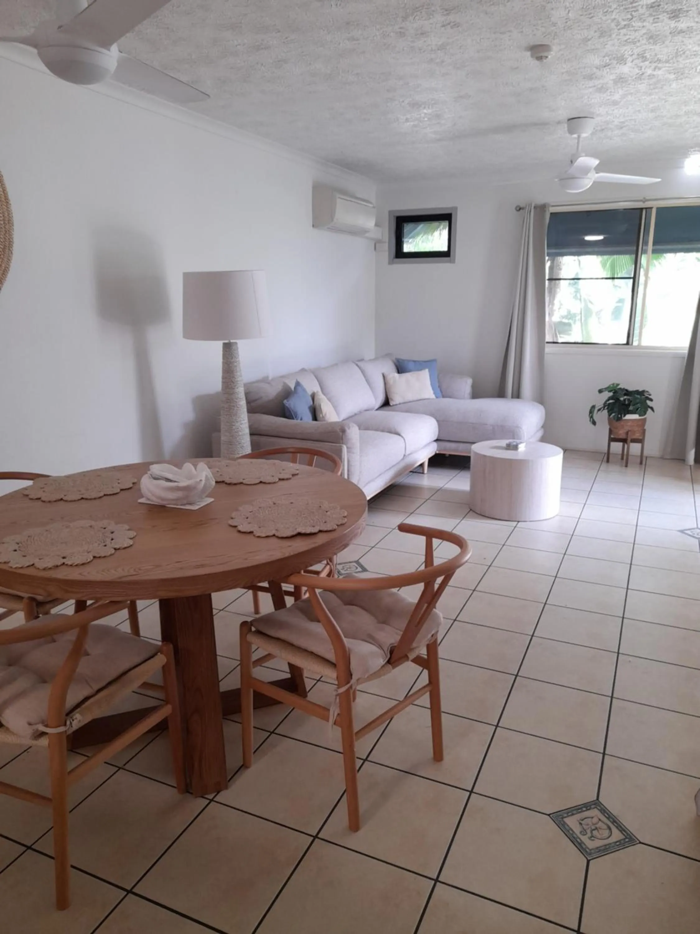 Living room in Airlie Apartments