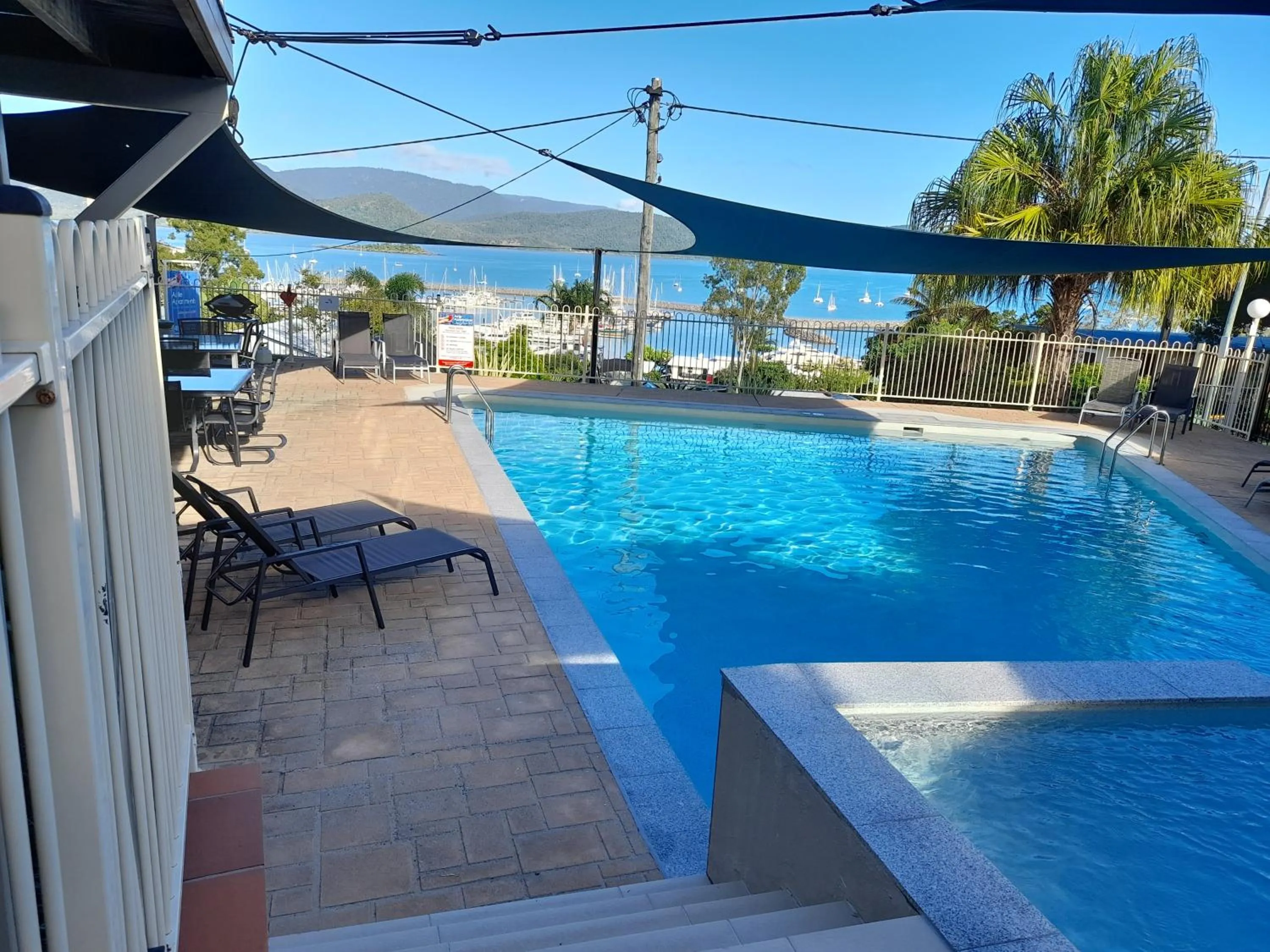 Swimming pool in Airlie Apartments