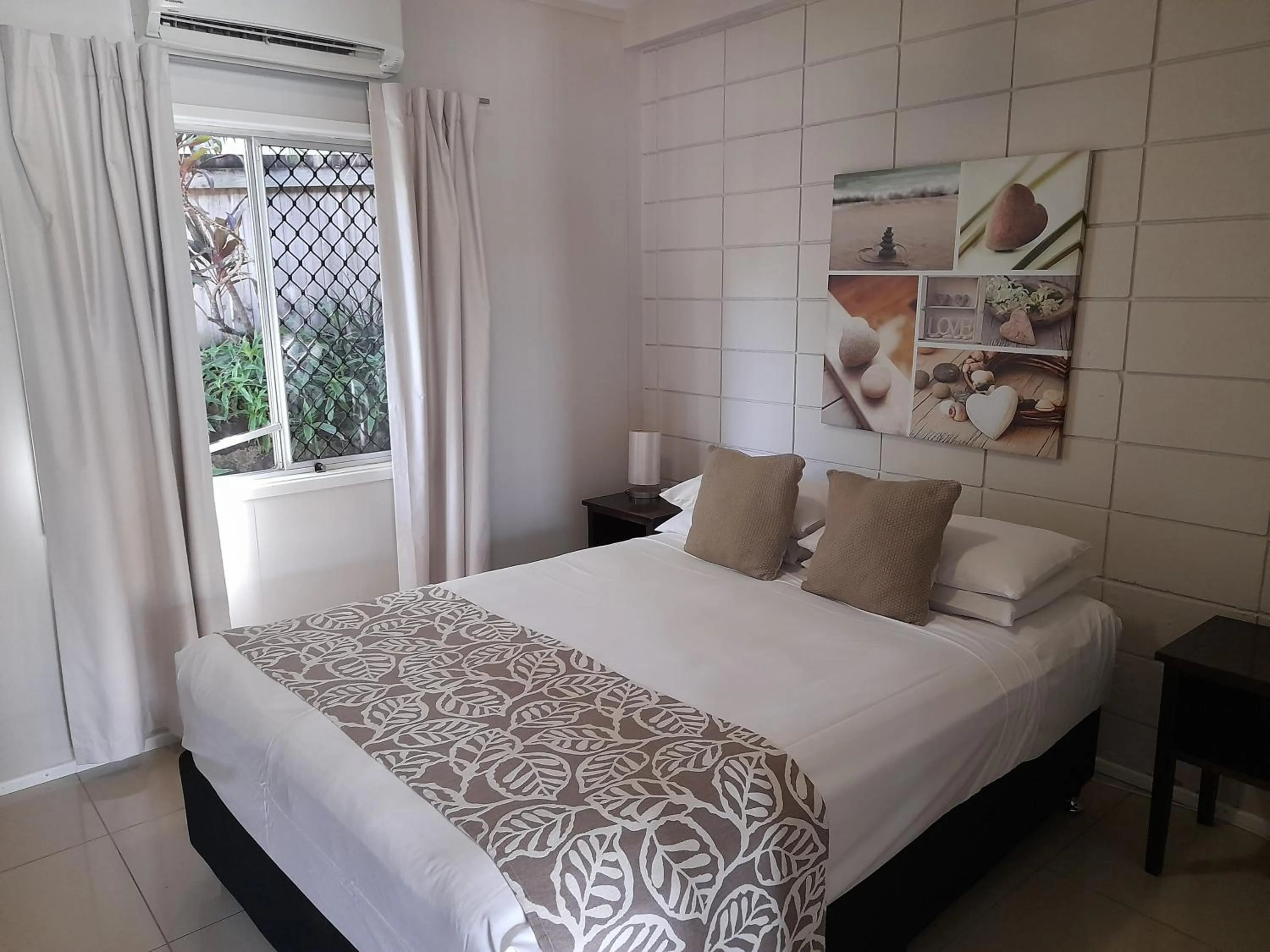 Bedroom, Bed in Airlie Apartments