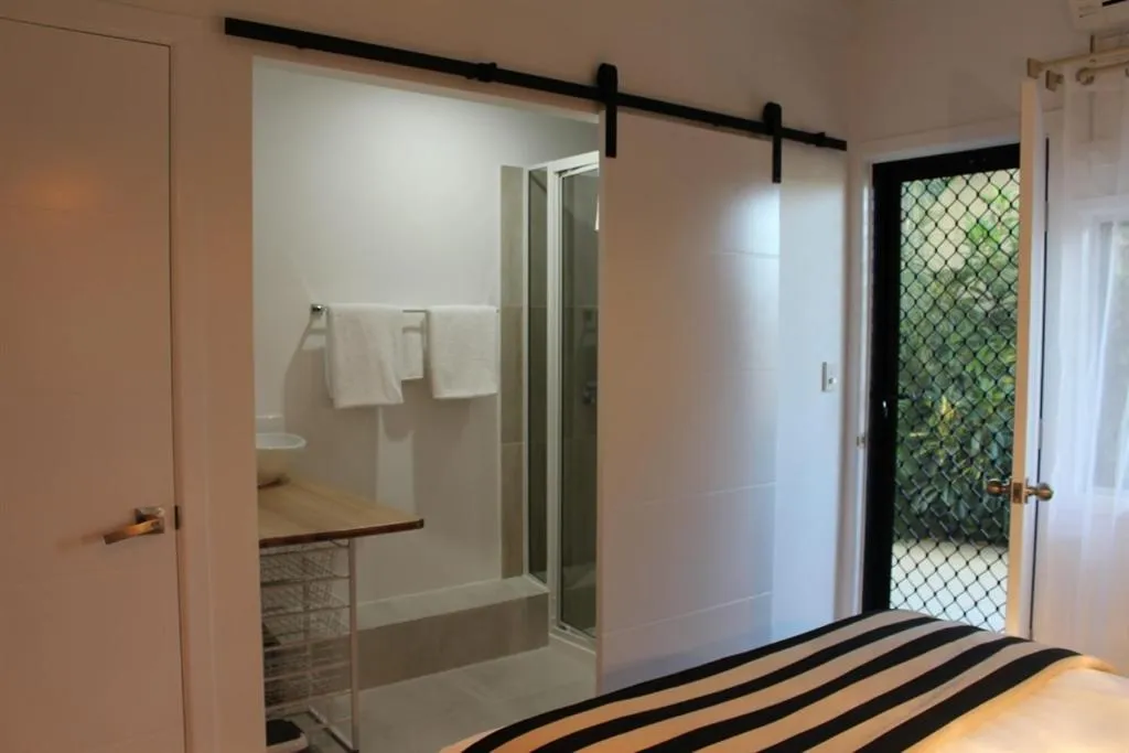 Bathroom in Airlie Apartments