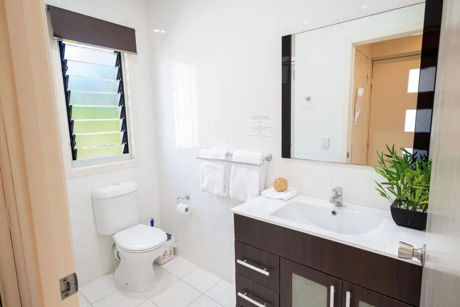 Bathroom in Airlie Apartments