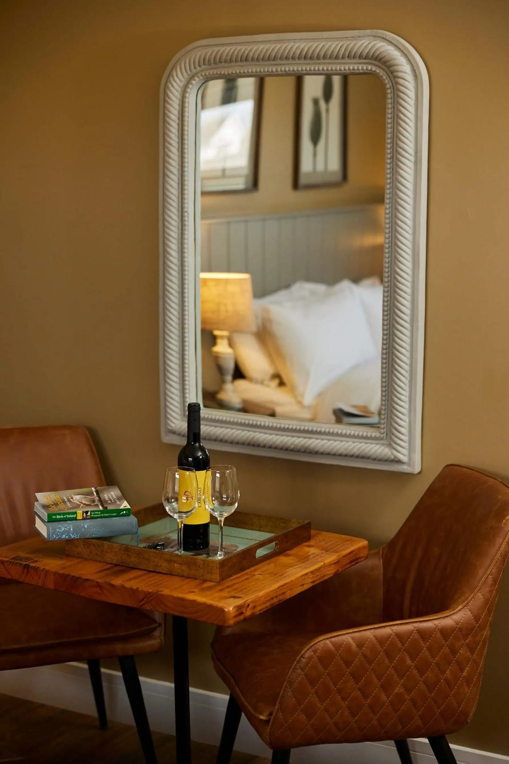 Seating area, Bed in Doolin Inn
