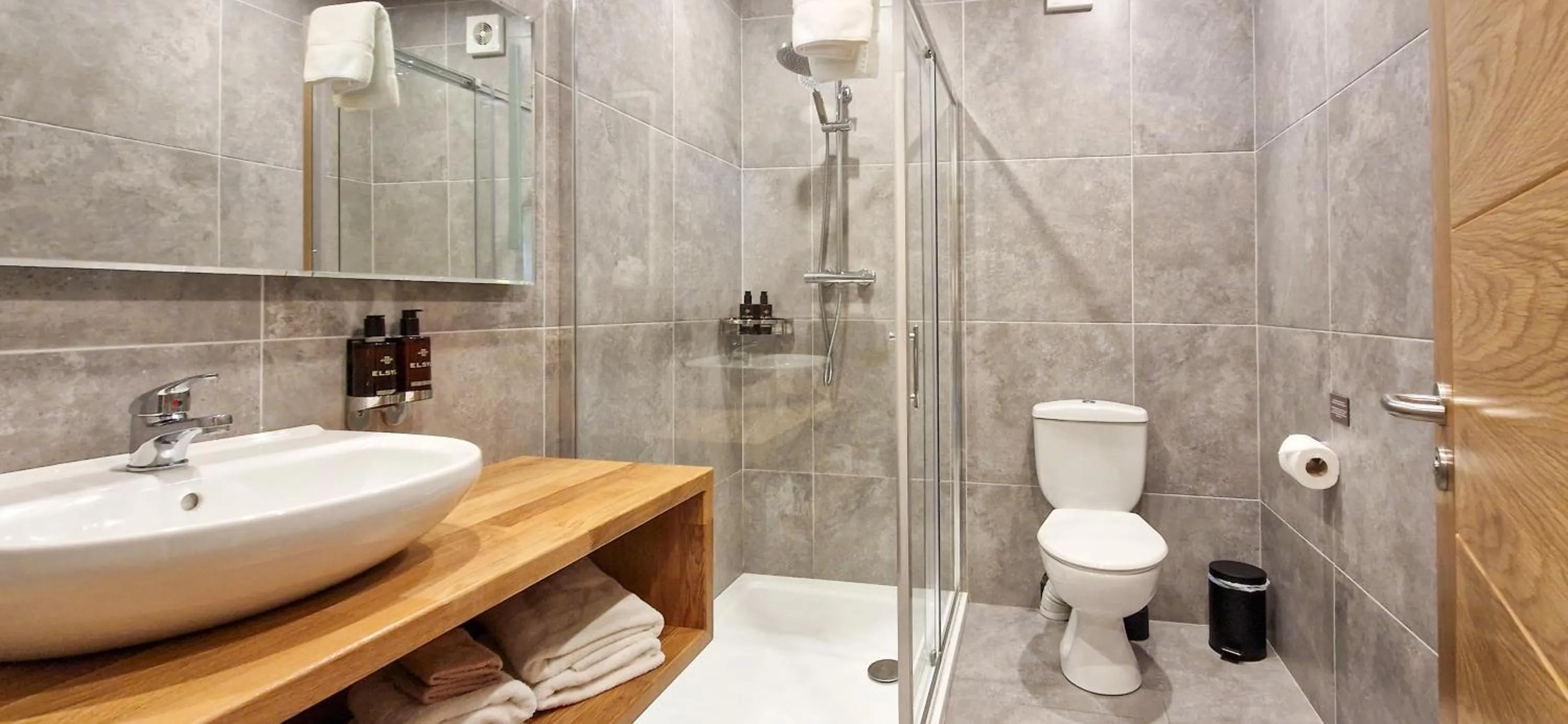 Bathroom in Doolin Inn