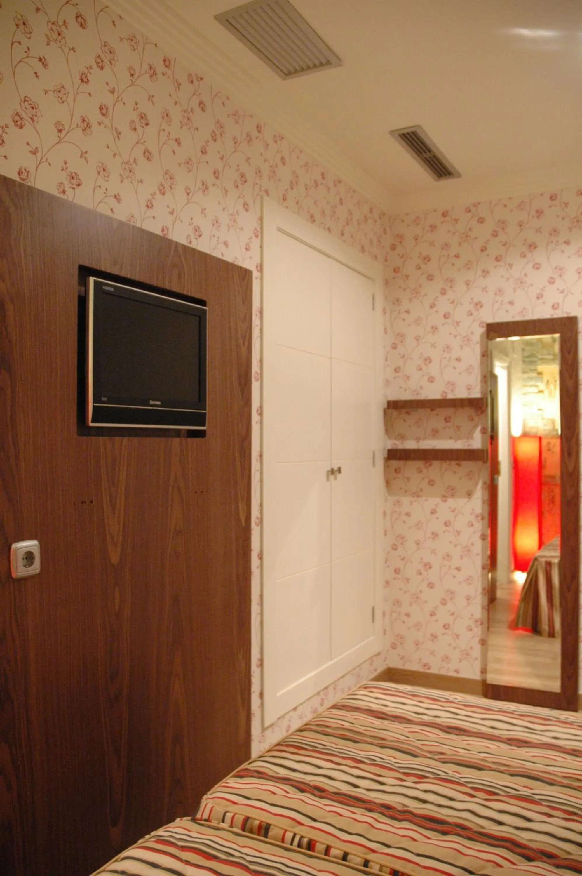 TV and multimedia, Bed in Hotel Ideal