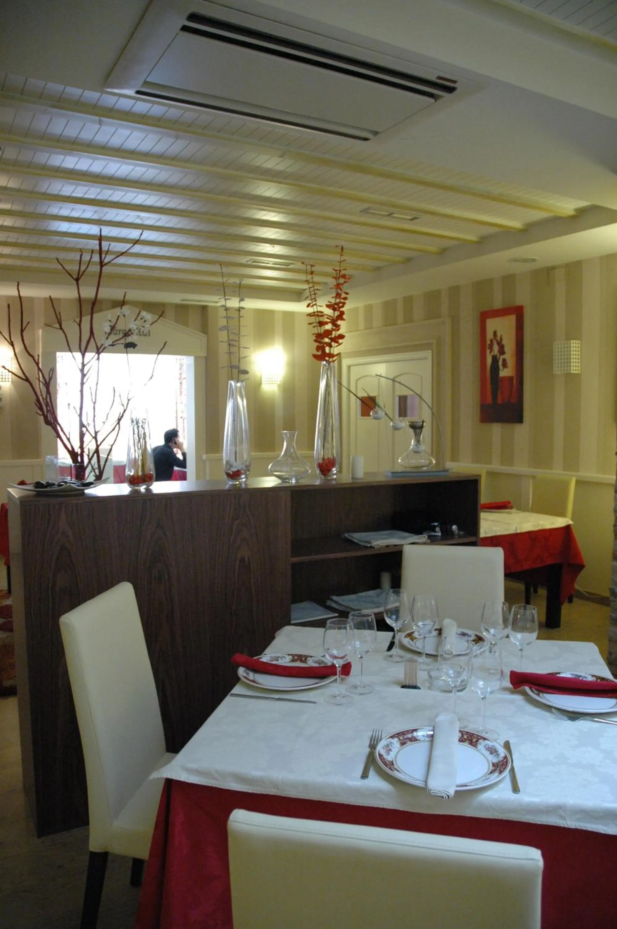 Restaurant/places to eat in Hotel Ideal