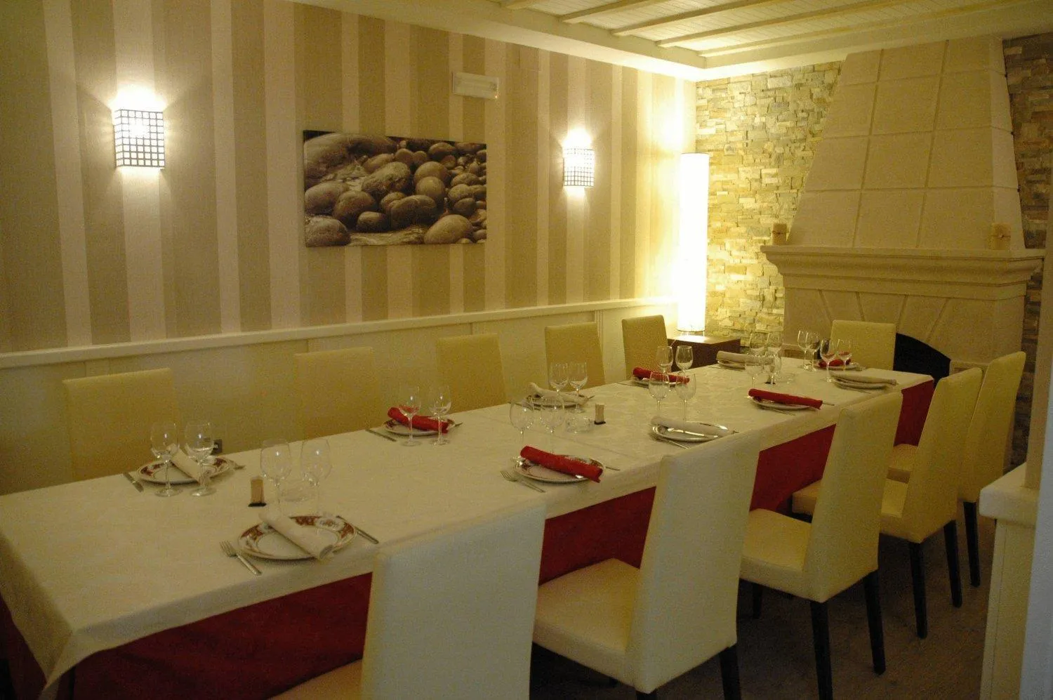 Restaurant/places to eat in Hotel Ideal