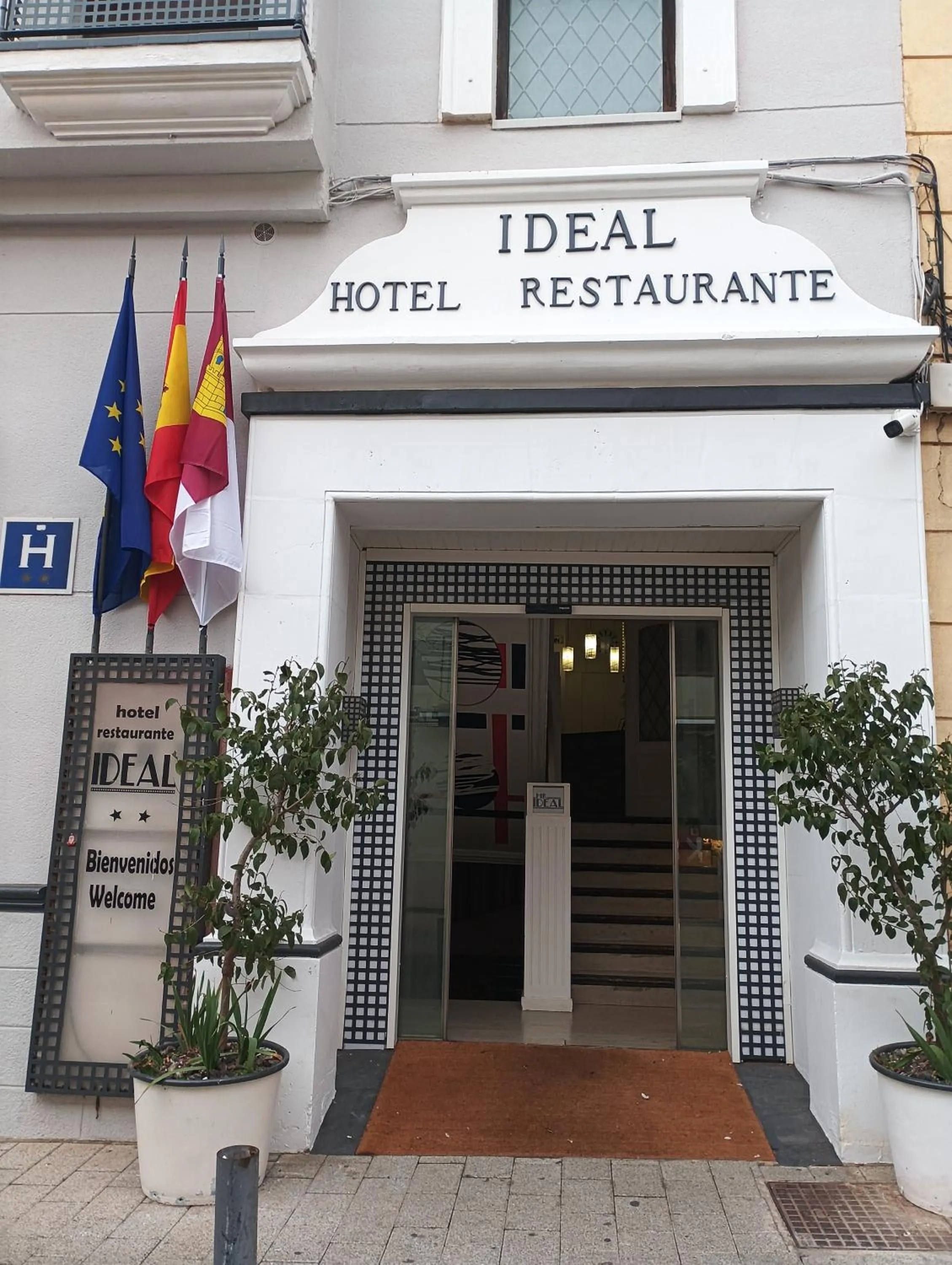 Facade/entrance in Hotel Ideal
