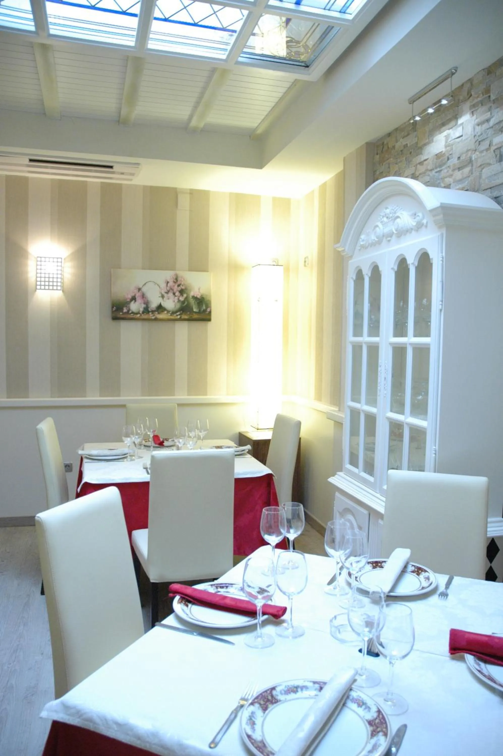 Restaurant/places to eat in Hotel Ideal