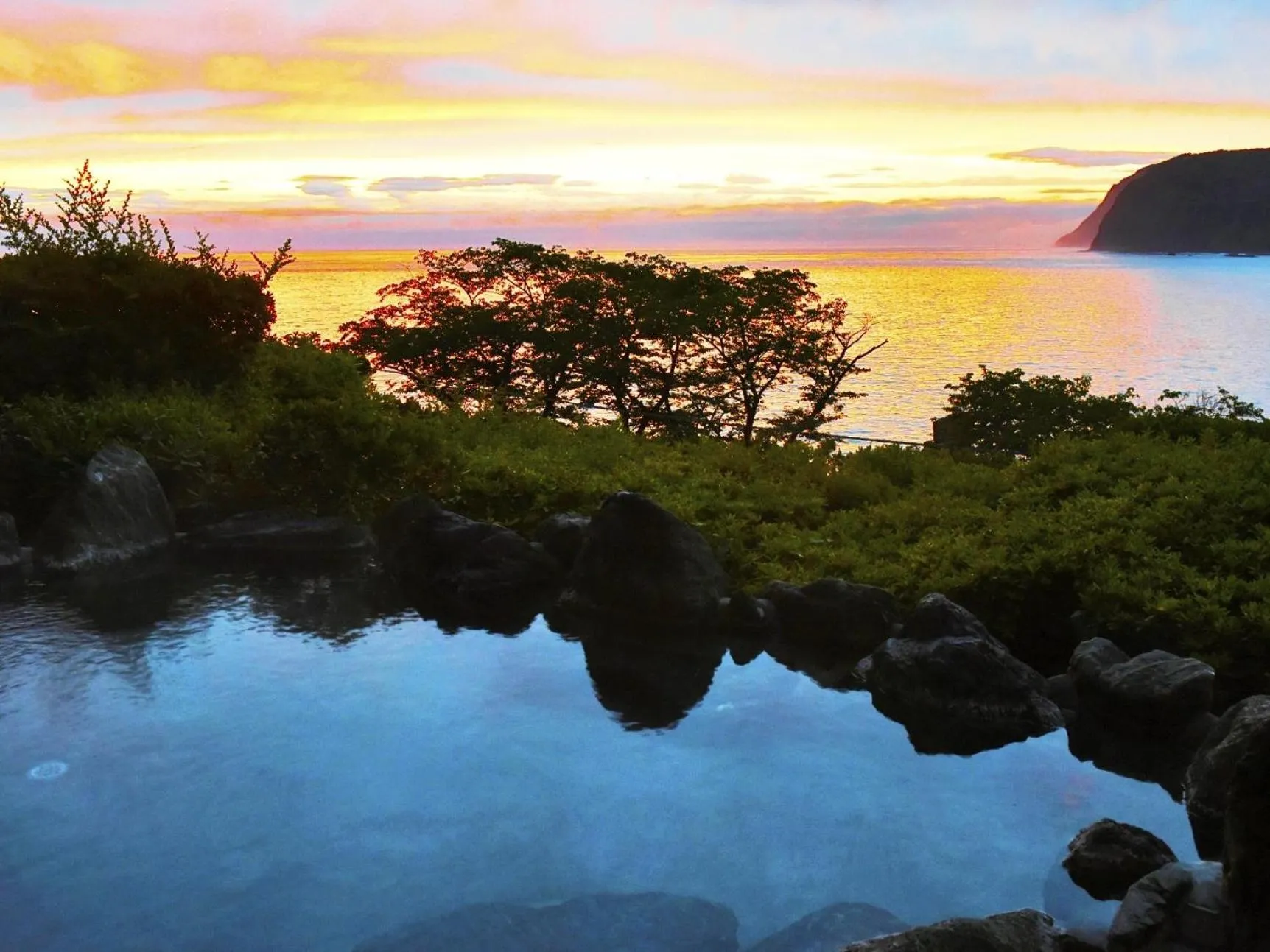 Open Air Bath in Shin Kaikatei Izumi